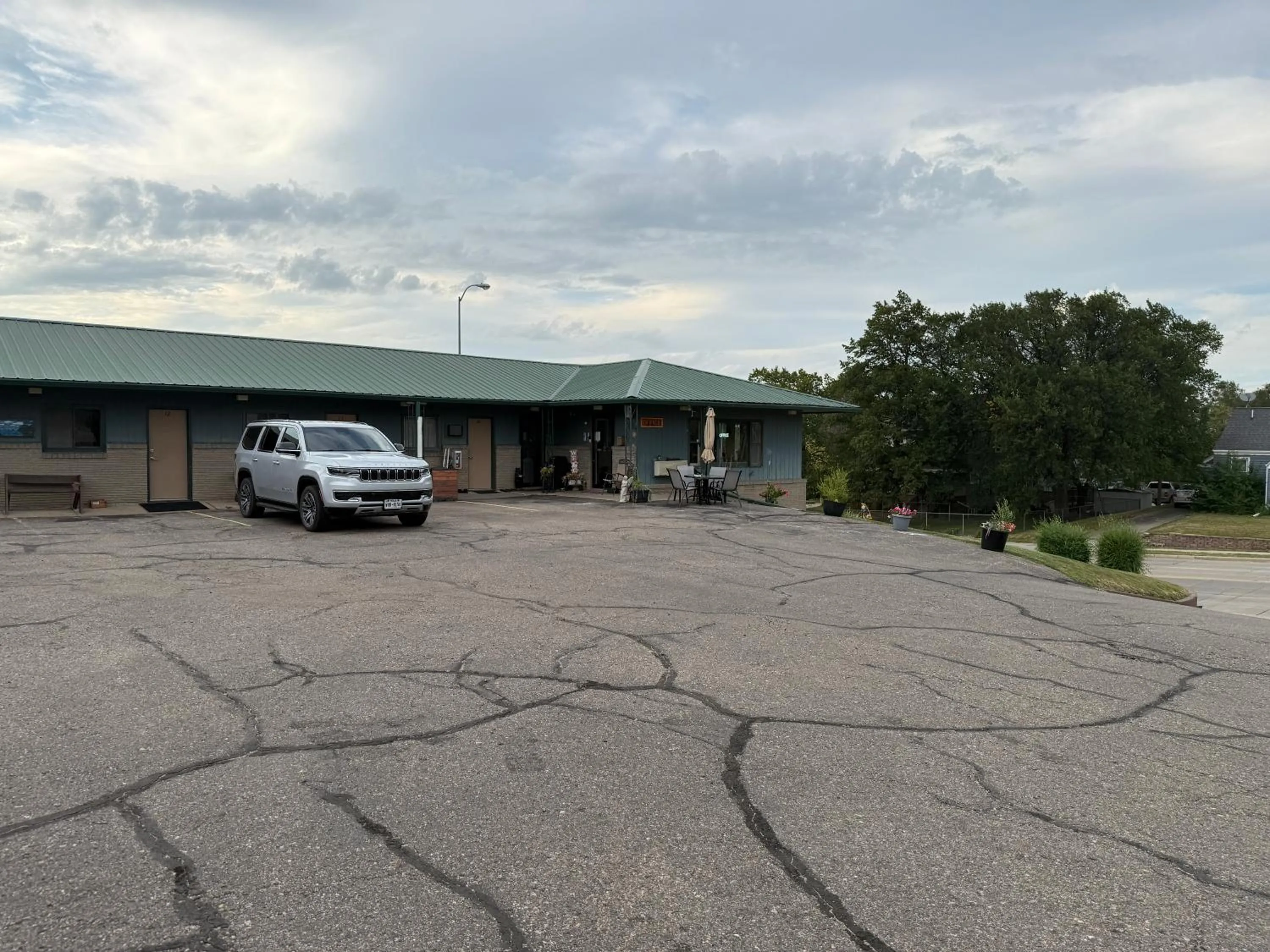 Parking in Hotel O Bel Aire Chamberlain SD I 90