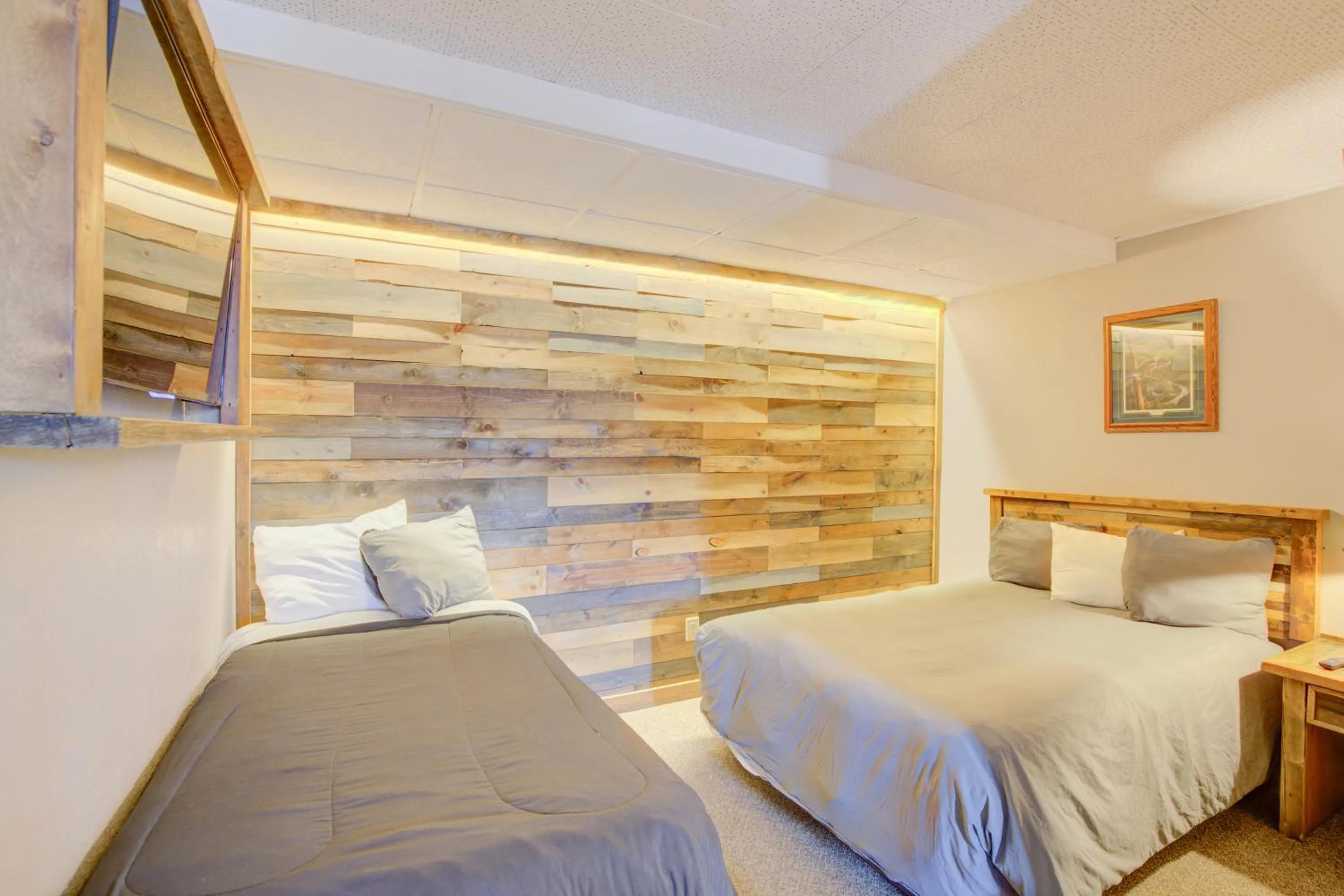 Bedroom, Bed in Bel Aire Motel Chamberlain Near Missouri River I 90