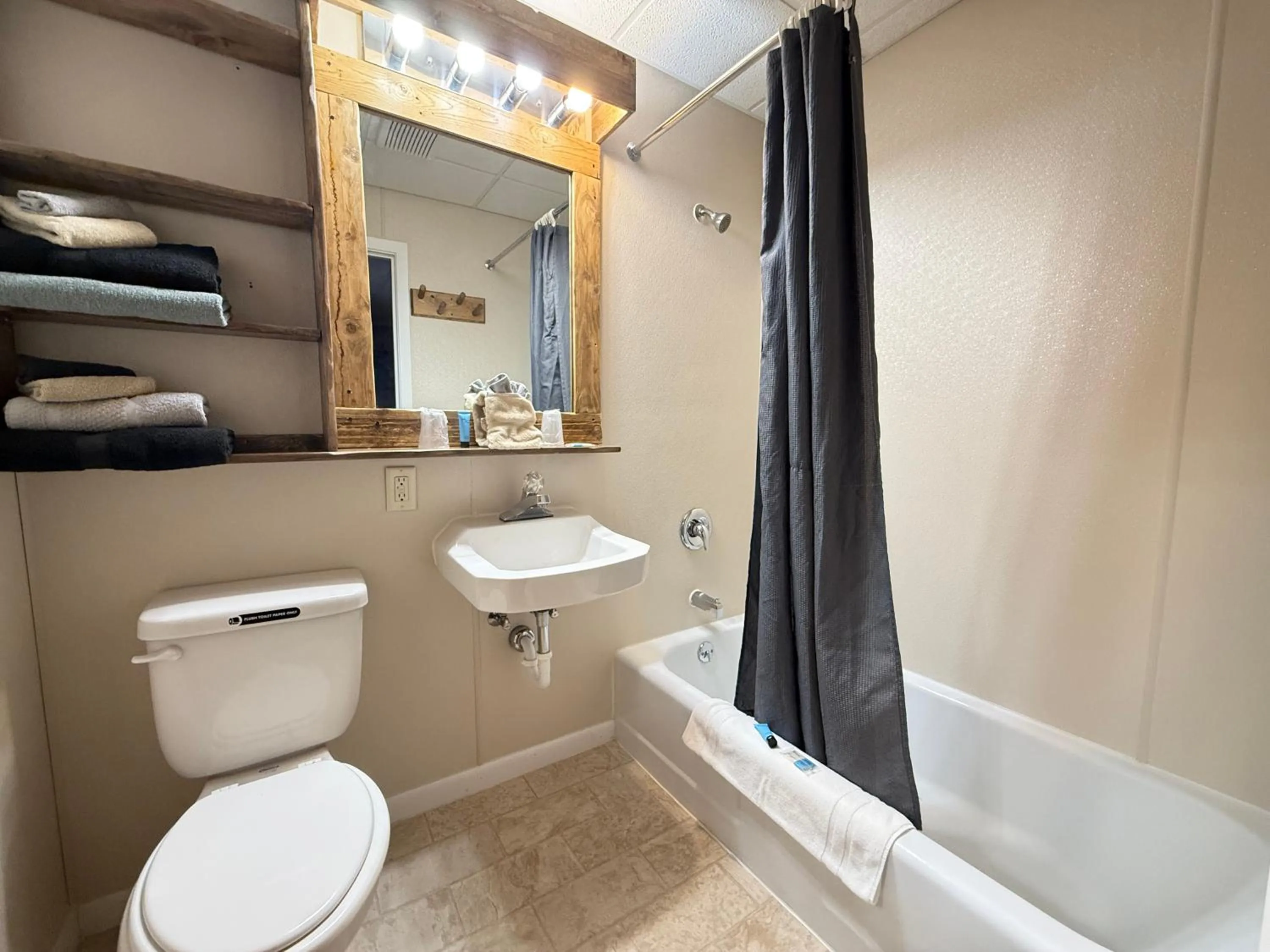 Bathroom in Hotel O Bel Aire Chamberlain SD I 90