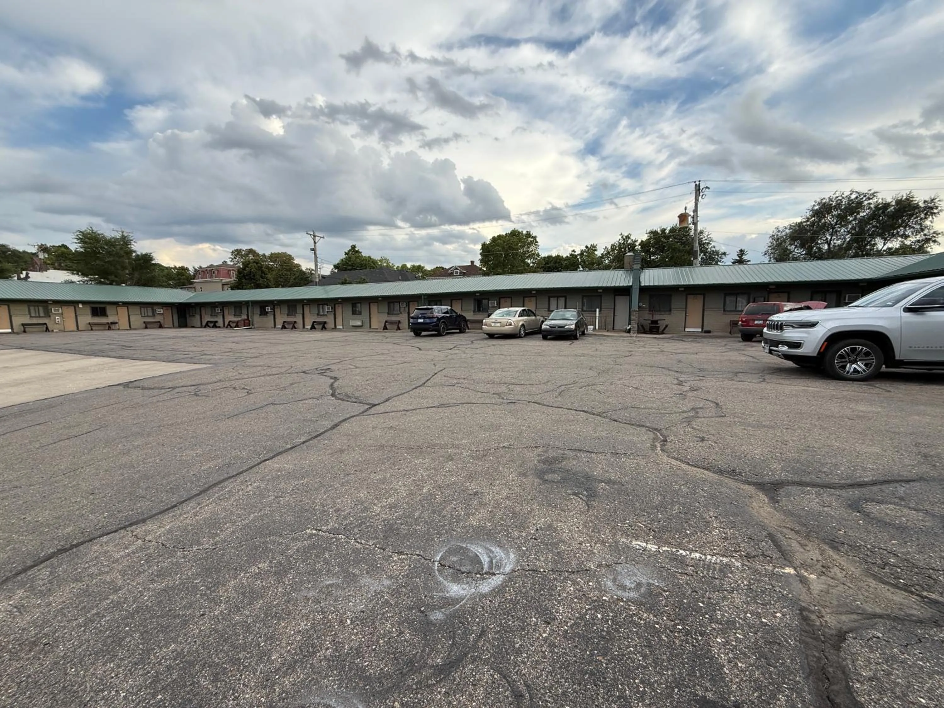 Parking in Hotel O Bel Aire Chamberlain SD I 90