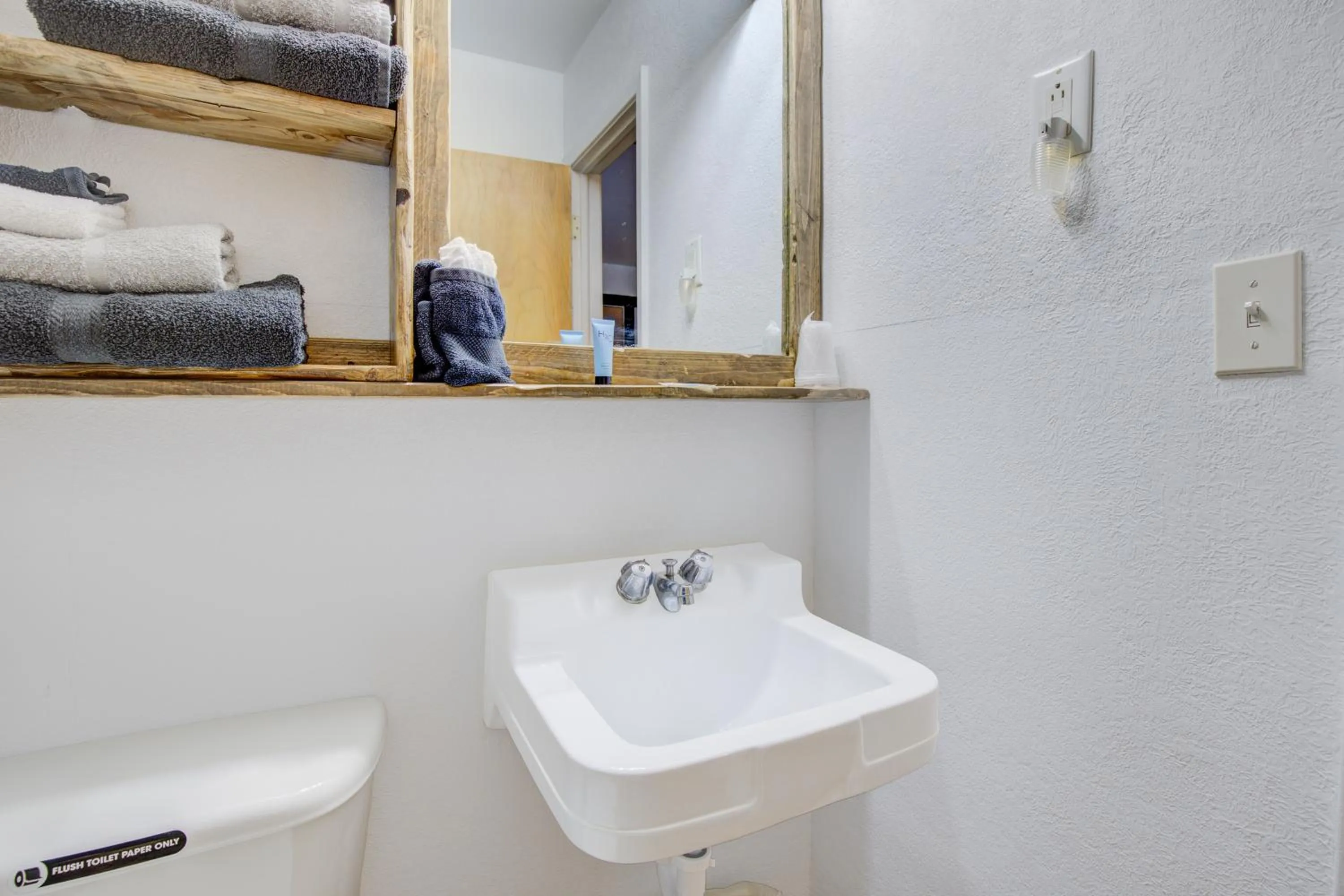 Bathroom in Bel Aire Motel Chamberlain Near Missouri River I 90
