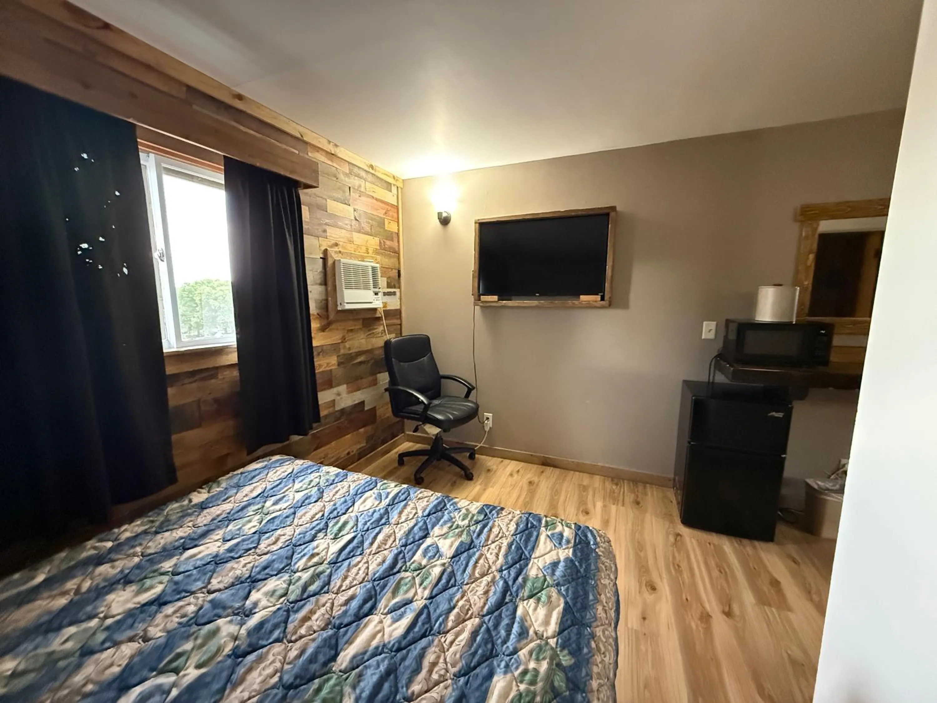 Bedroom, Bed in Hotel O Bel Aire Chamberlain SD I 90