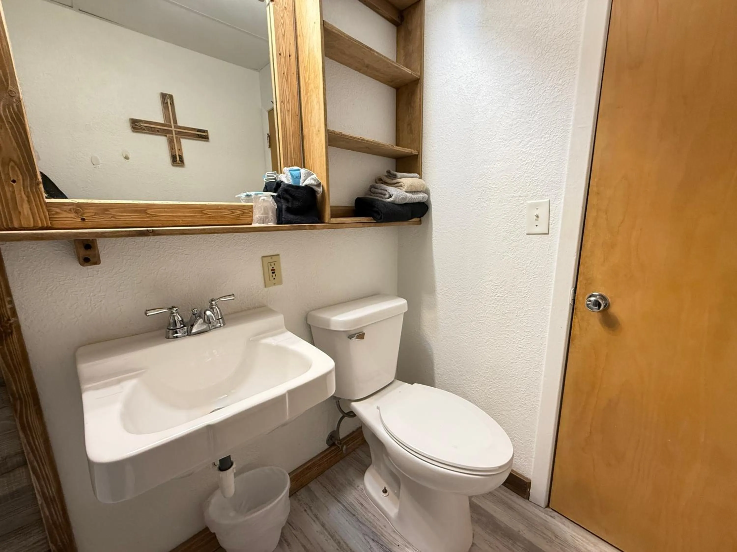 Bathroom in Hotel O Bel Aire Chamberlain SD I 90