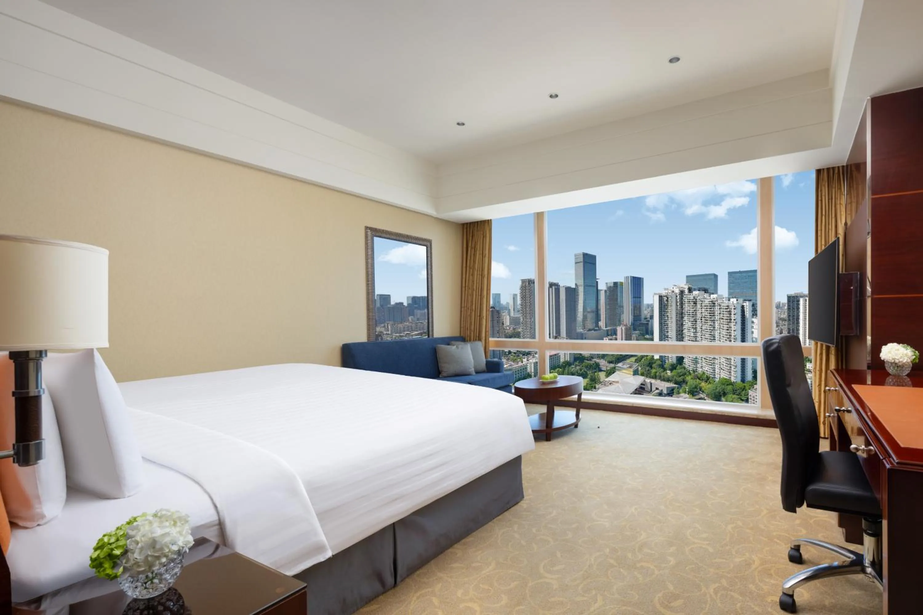 Photo of the whole room, Bed in Shangri-La Chengdu