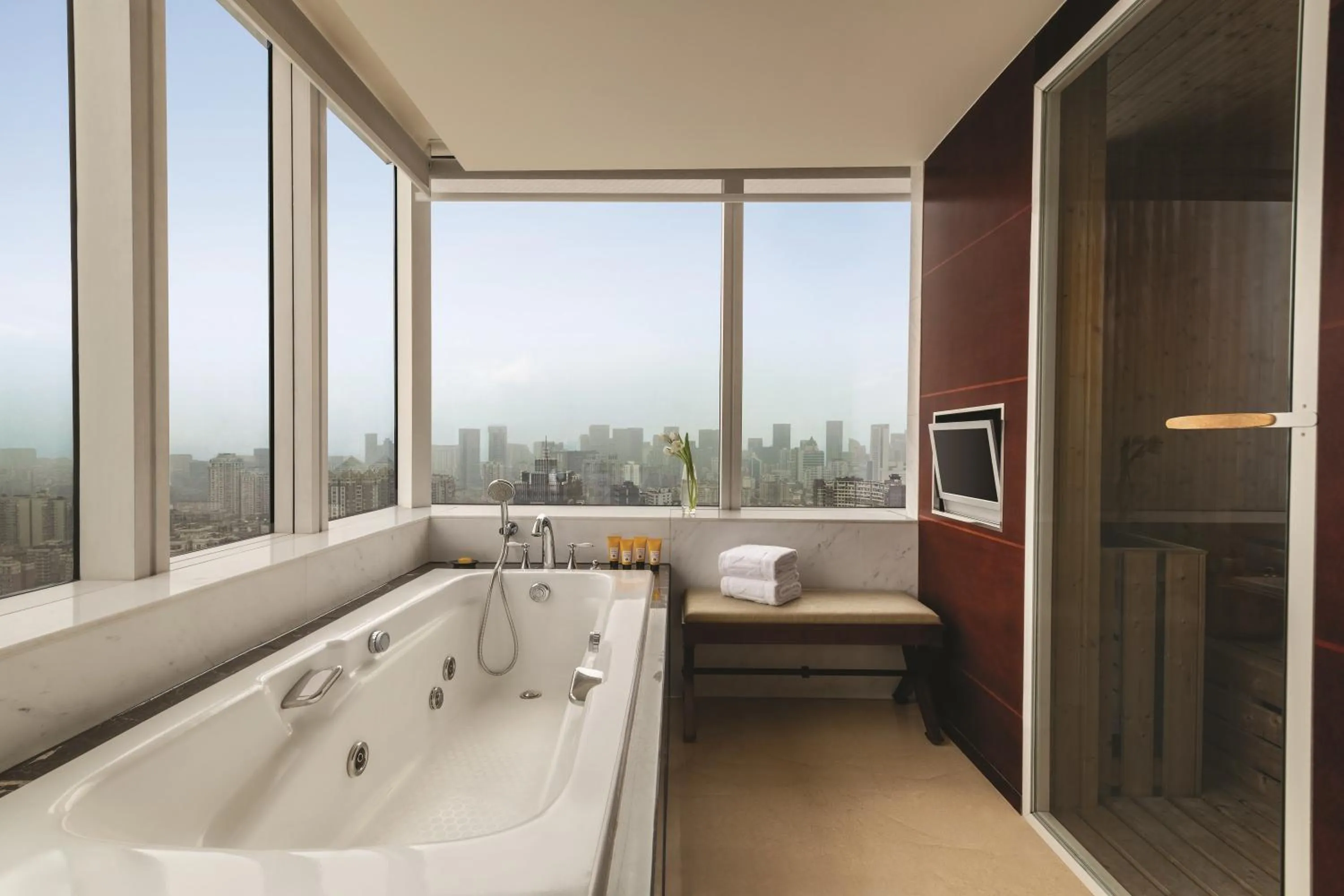 Toilet, Bed in Shangri-La Chengdu