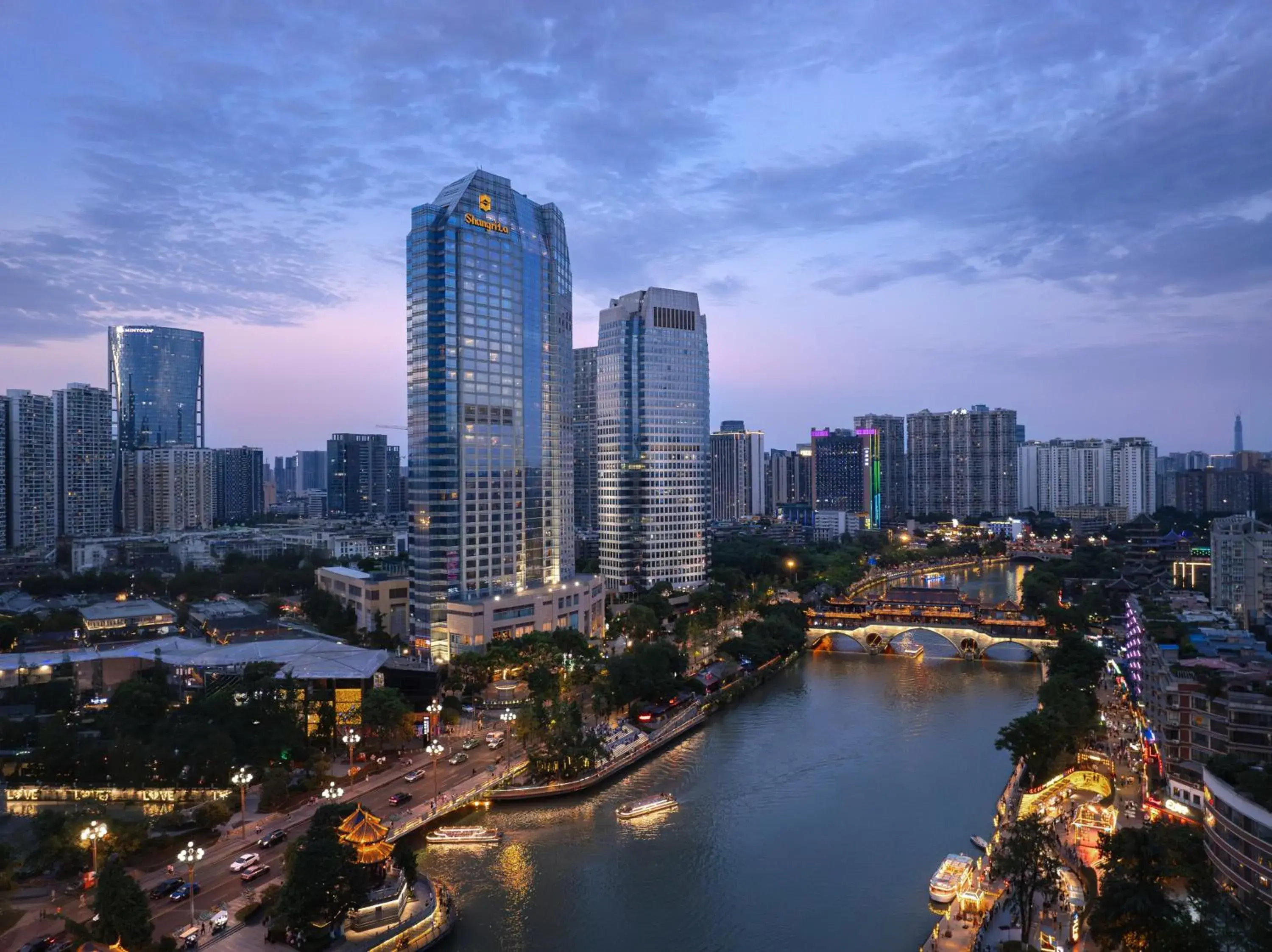 Property building in Shangri-La Chengdu Property building in Shangri-La Chengdu