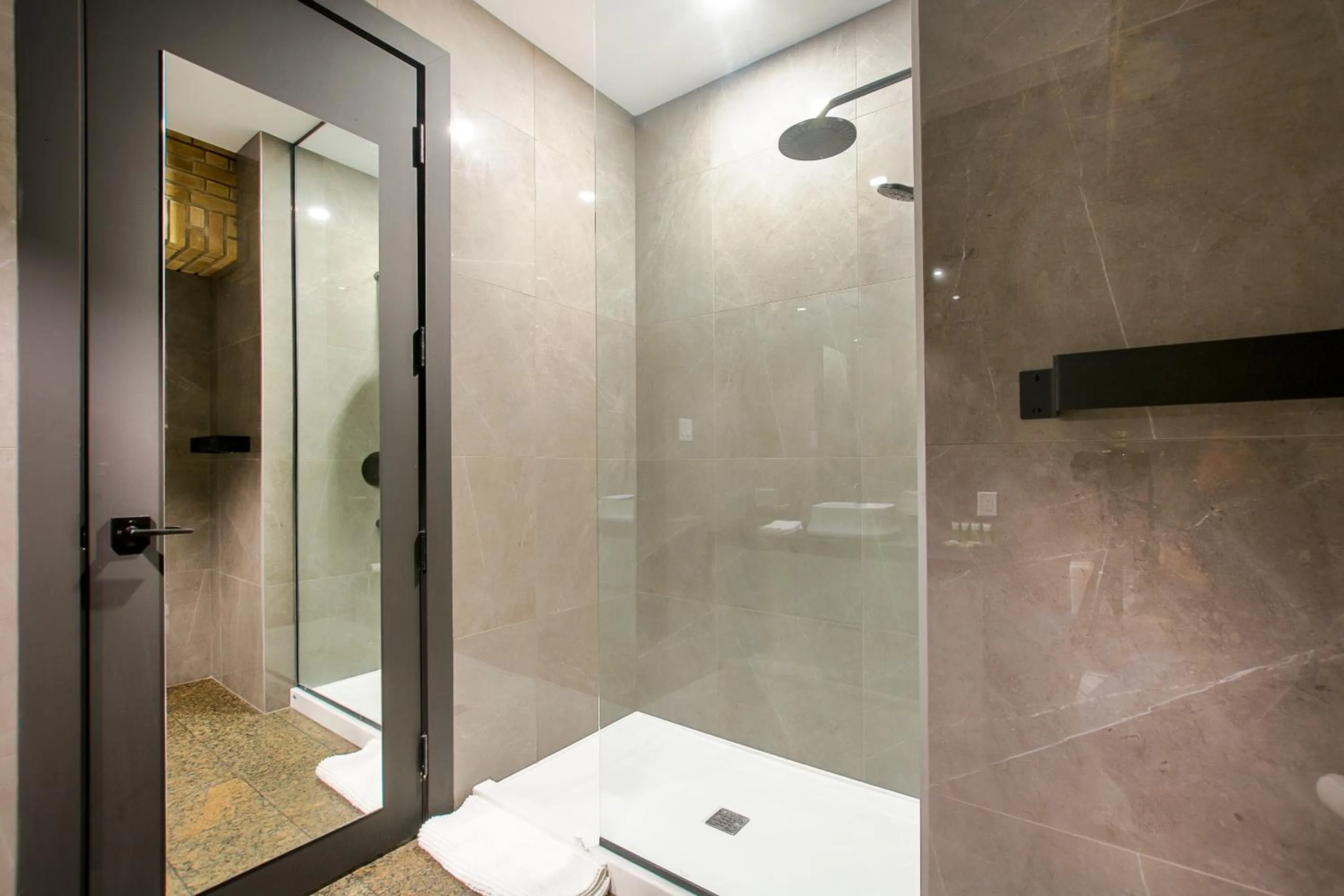 Shower in Les Lofts de la Gare - Par Les Lofts Vieux-Québec