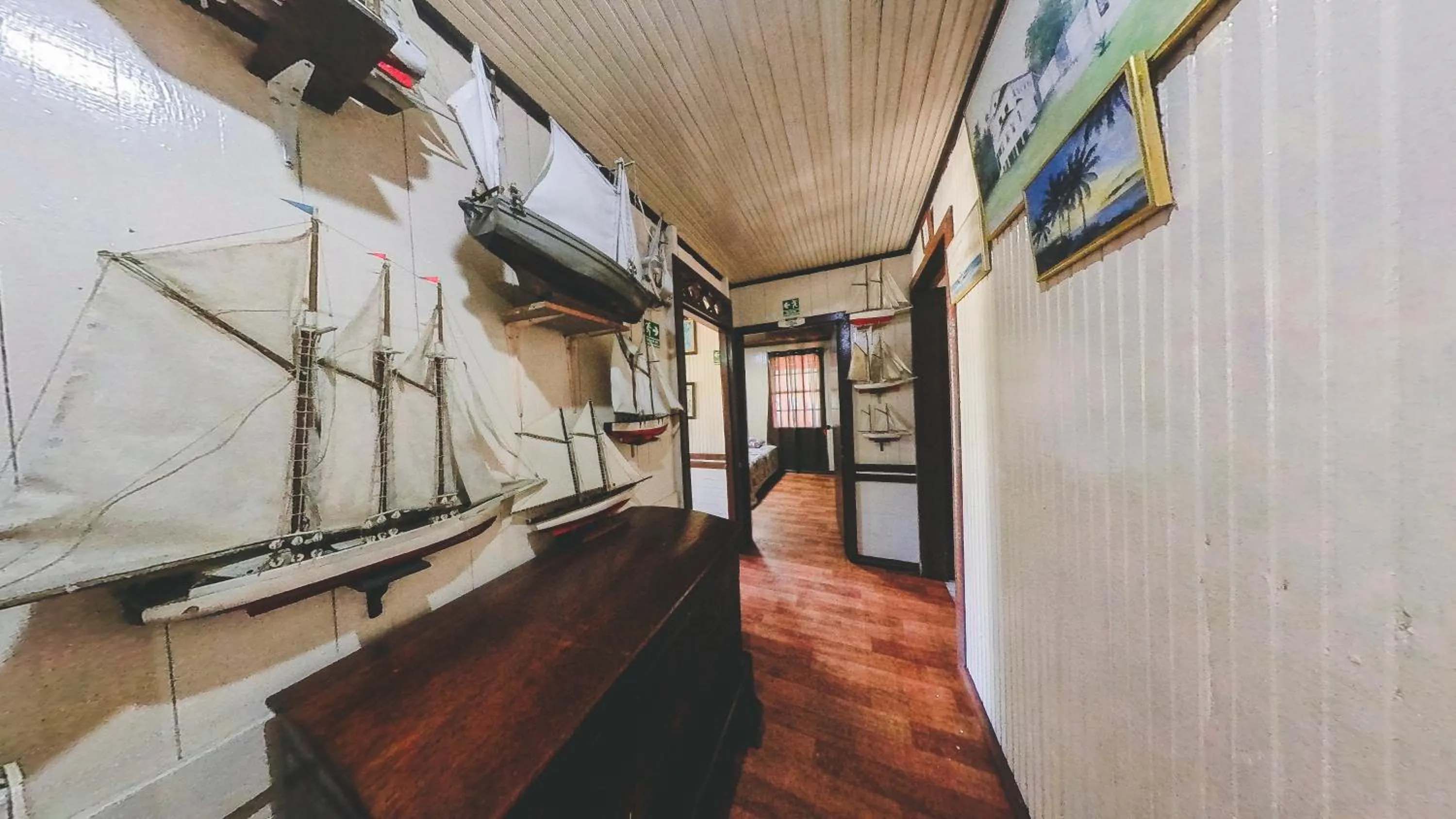 Entertainment in Posada Nativa Miss Trinie