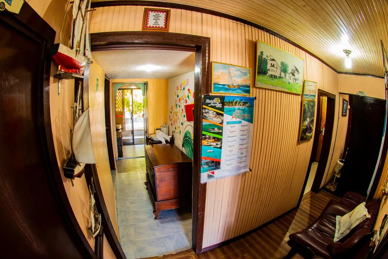 Entertainment in Posada Nativa Miss Trinie