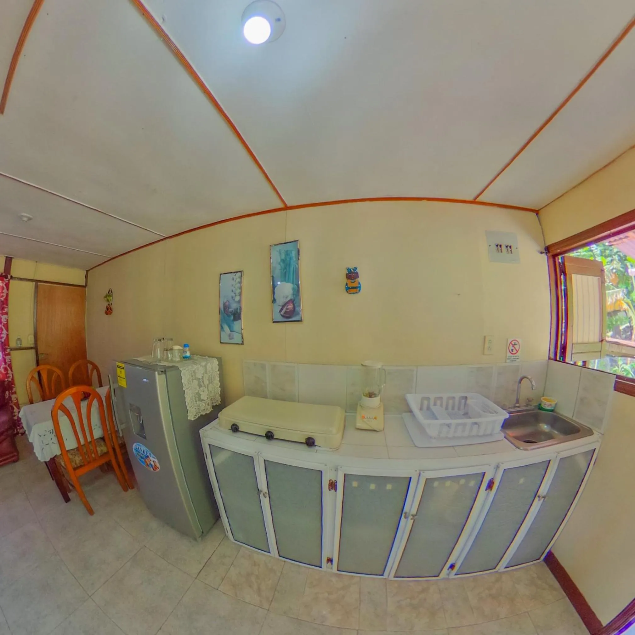 Communal kitchen in Posada Nativa Miss Trinie