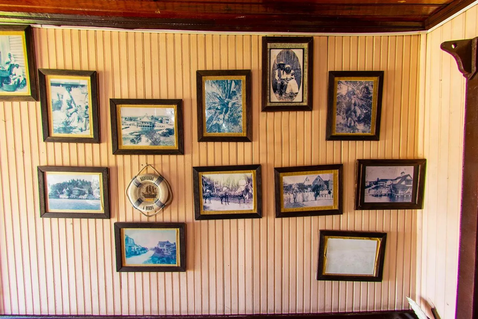 Entertainment in Posada Nativa Miss Trinie