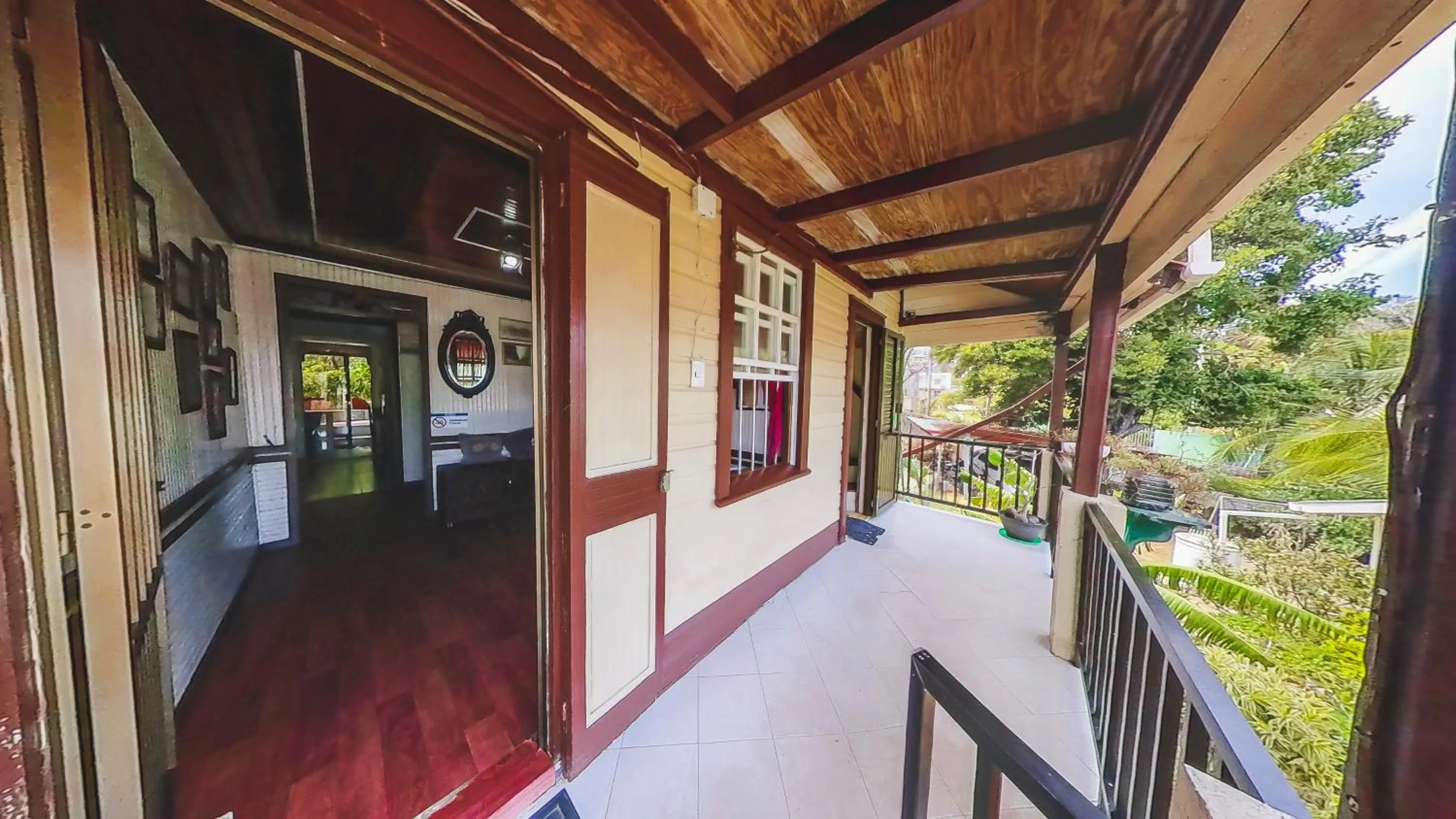 Entertainment in Posada Nativa Miss Trinie