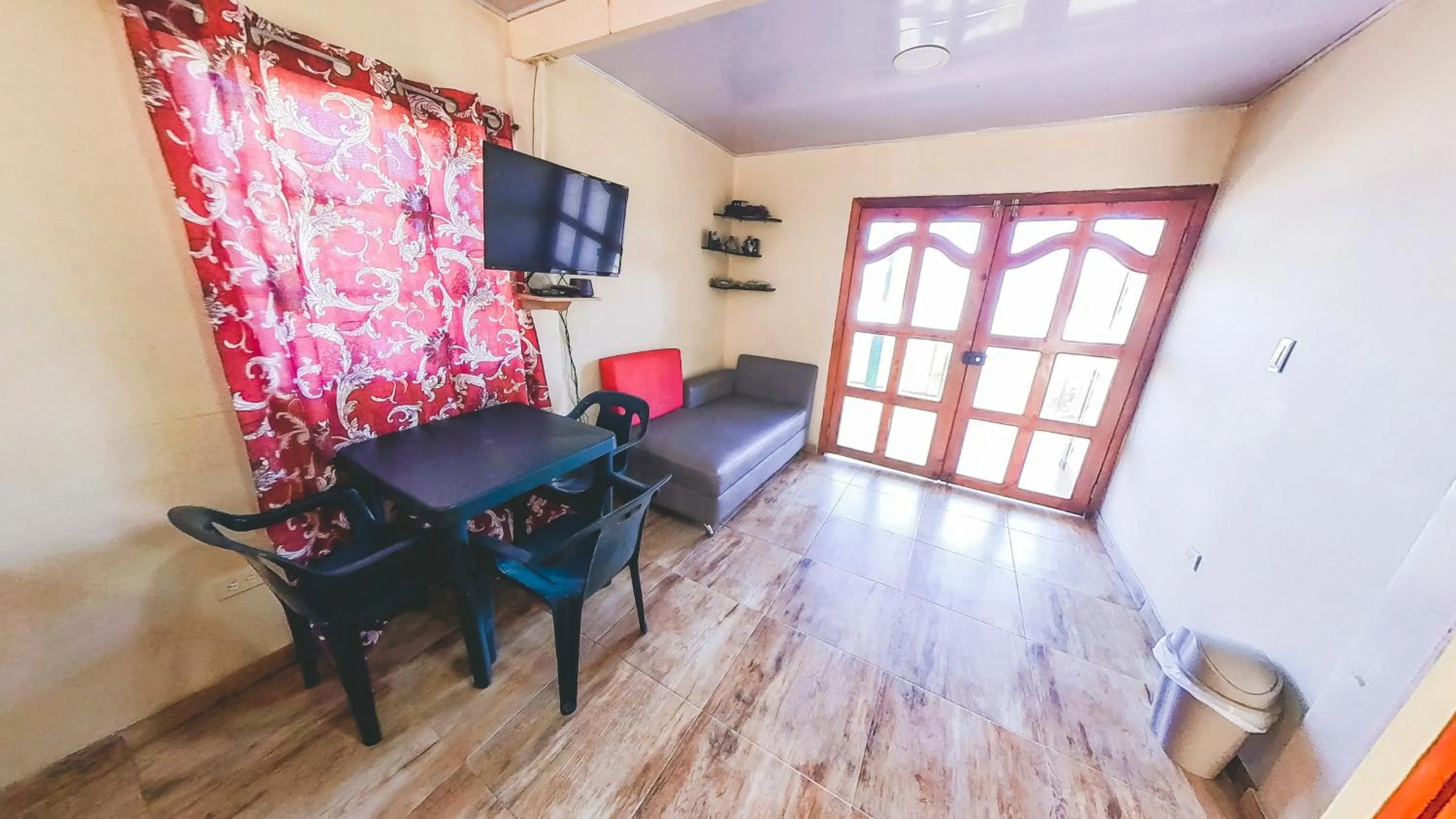 Dining area in Posada Nativa Miss Trinie
