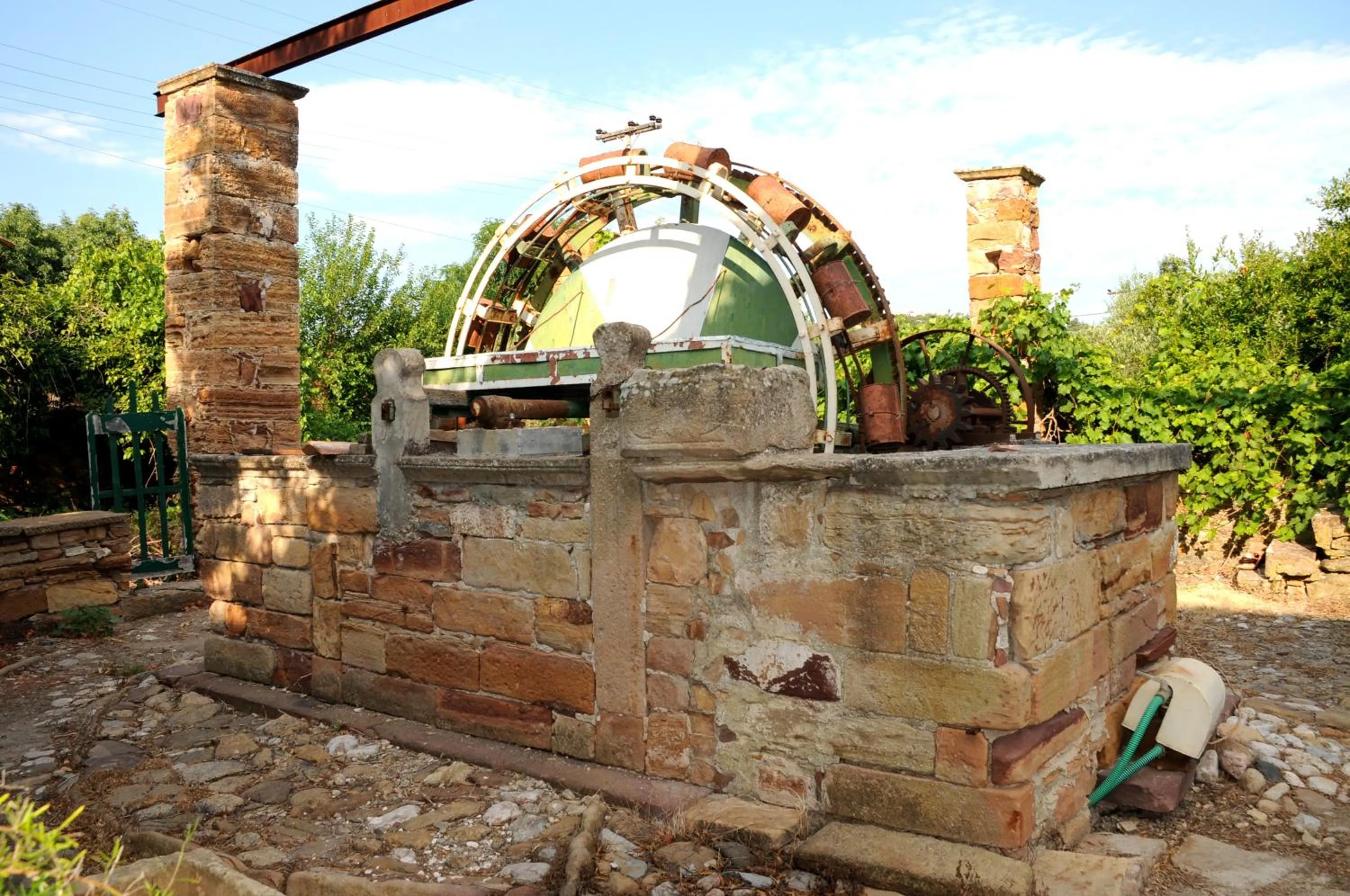 Topakas House