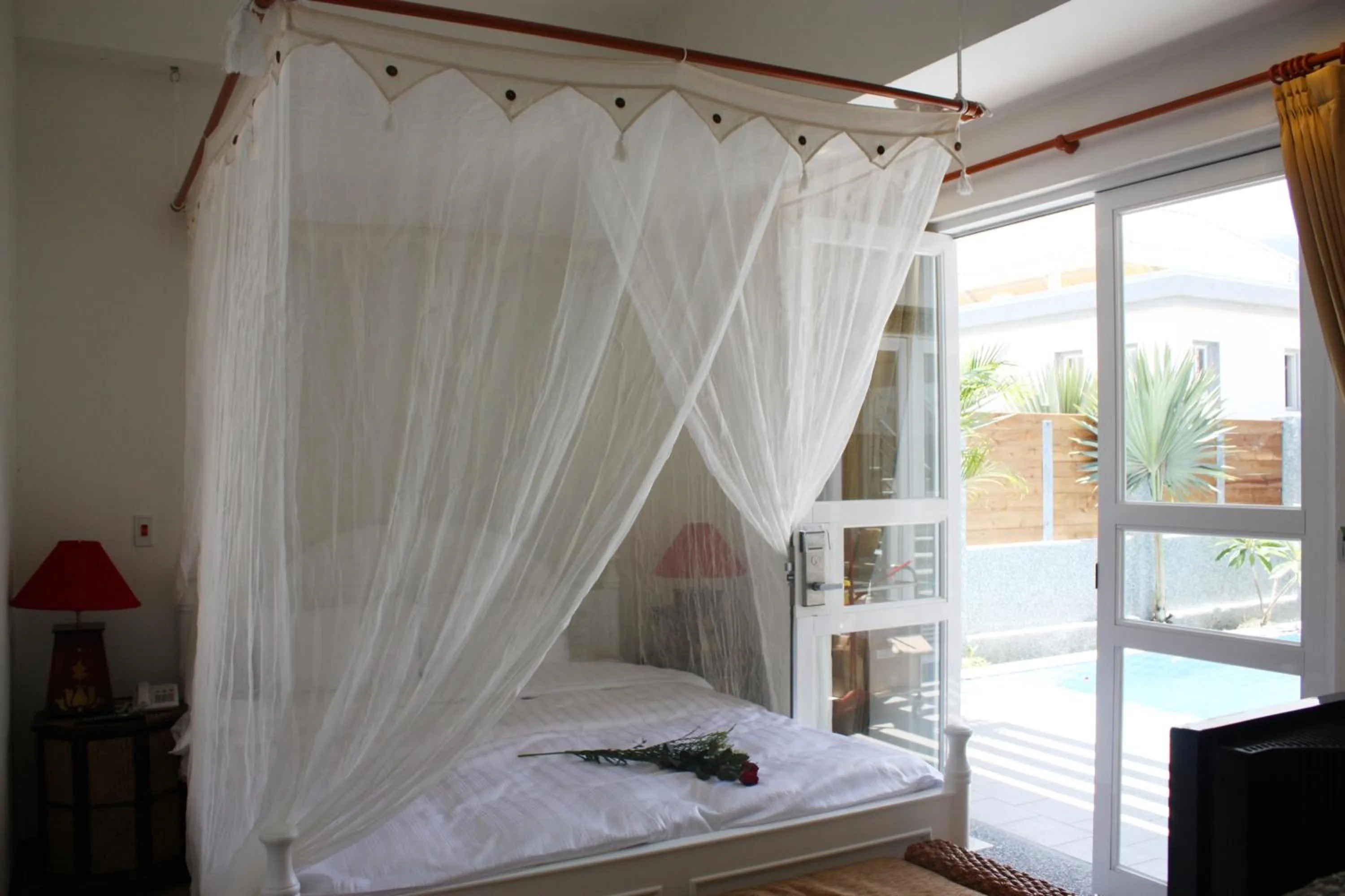 Swimming pool, Bed in Papago International Resort