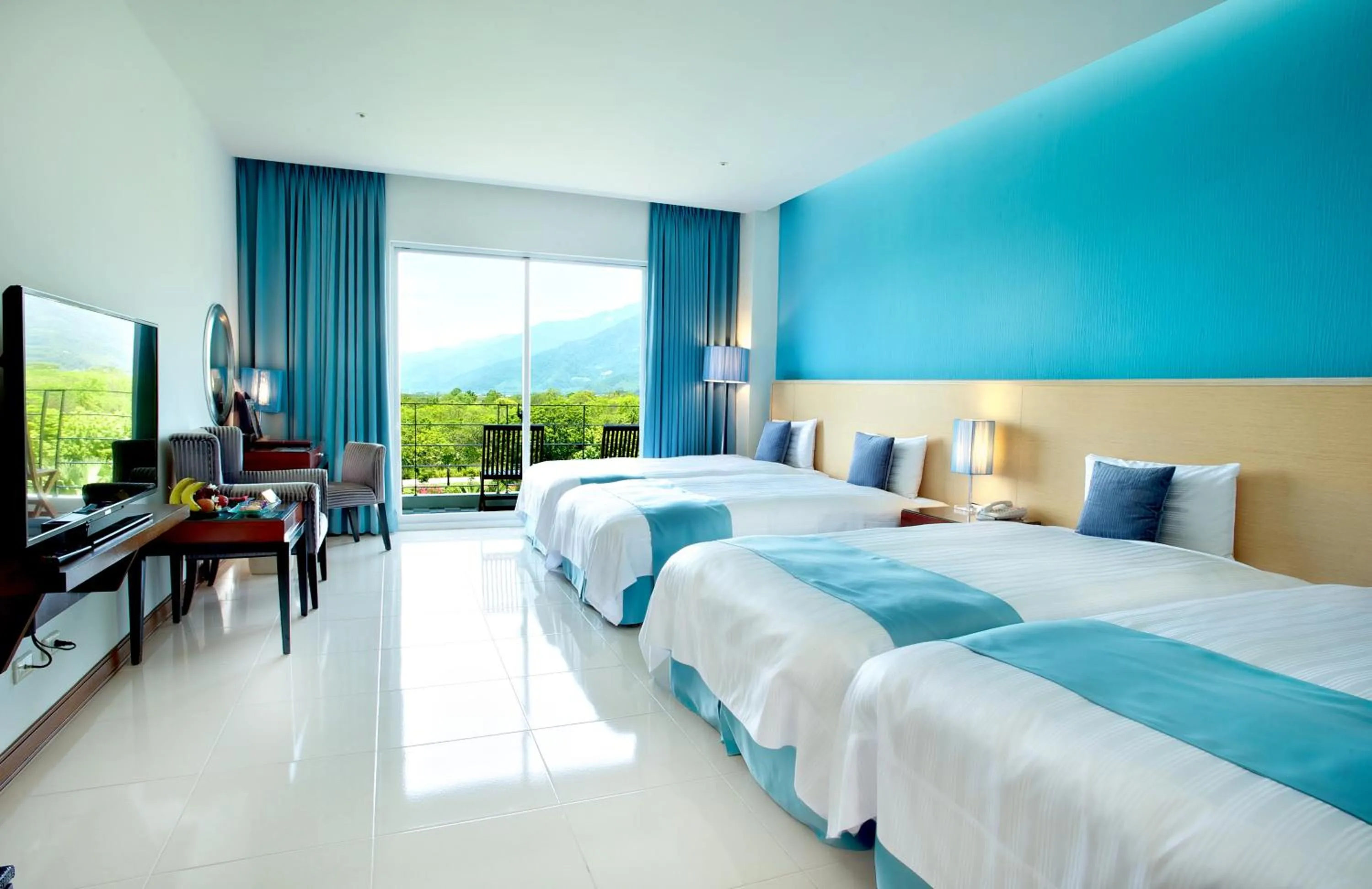 Photo of the whole room, Bed in Papago International Resort