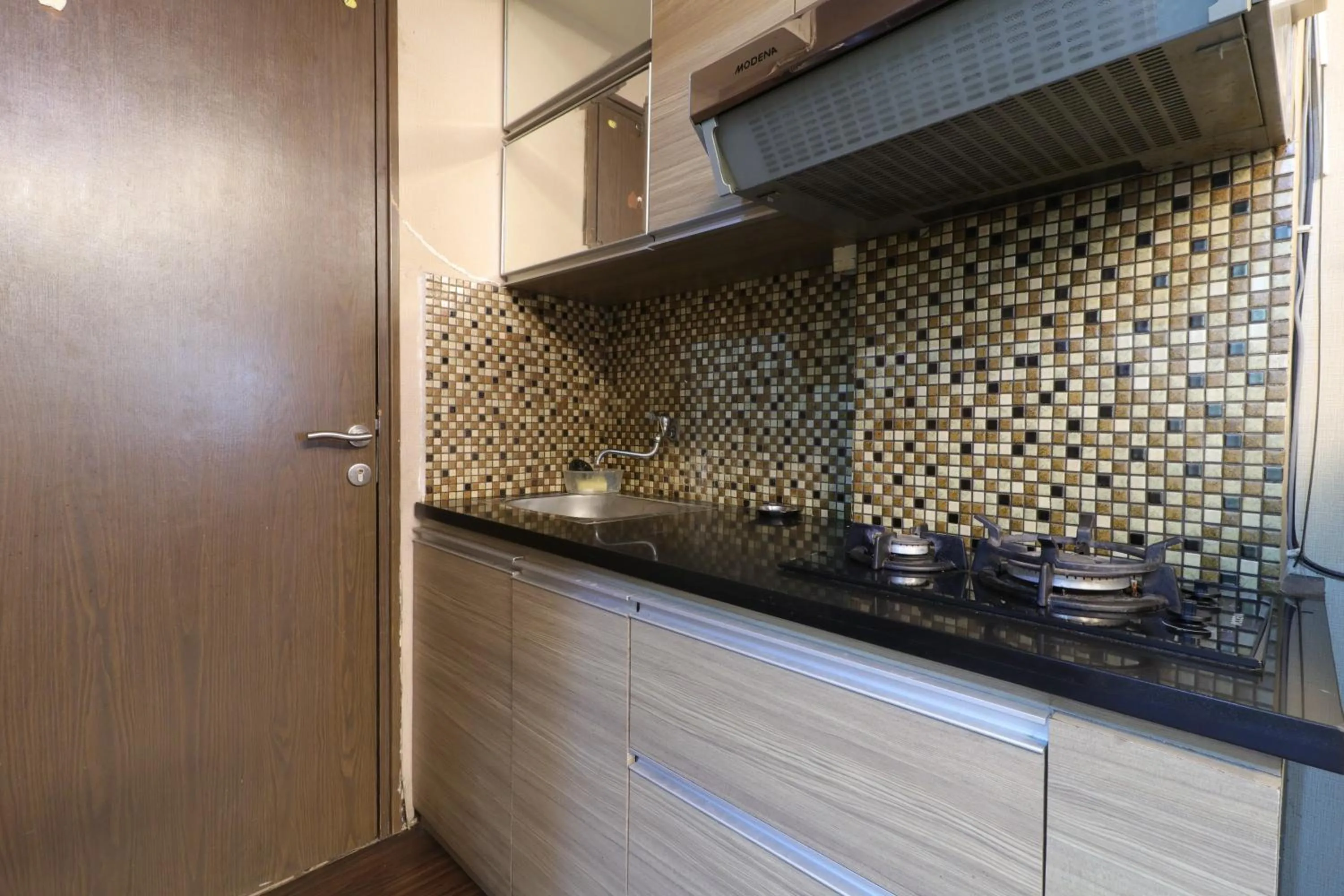 Kitchen or kitchenette in The Suite Metro Apartment by King Official