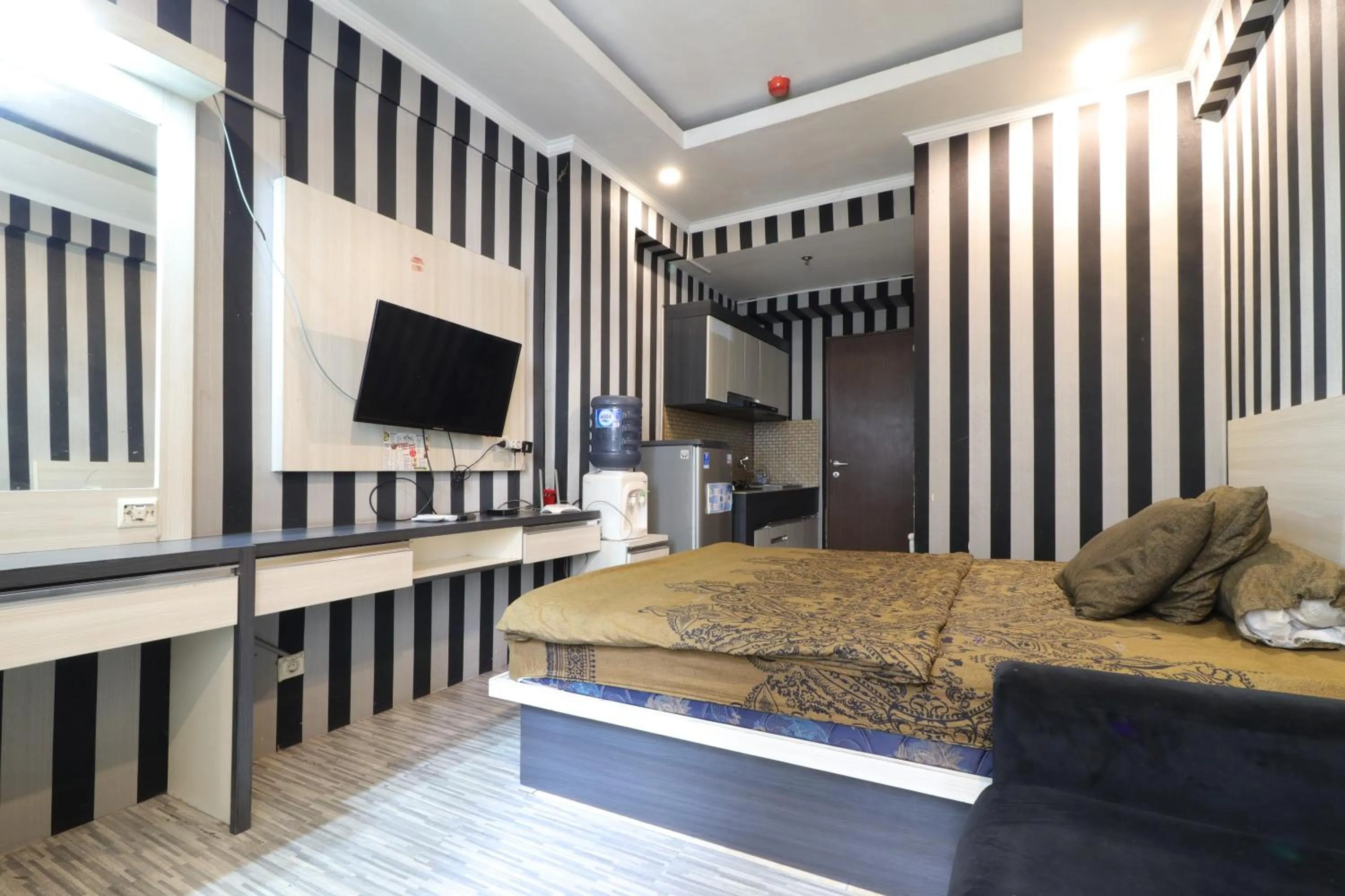 Bedroom, Bed in The Suite Metro Apartment by King Official