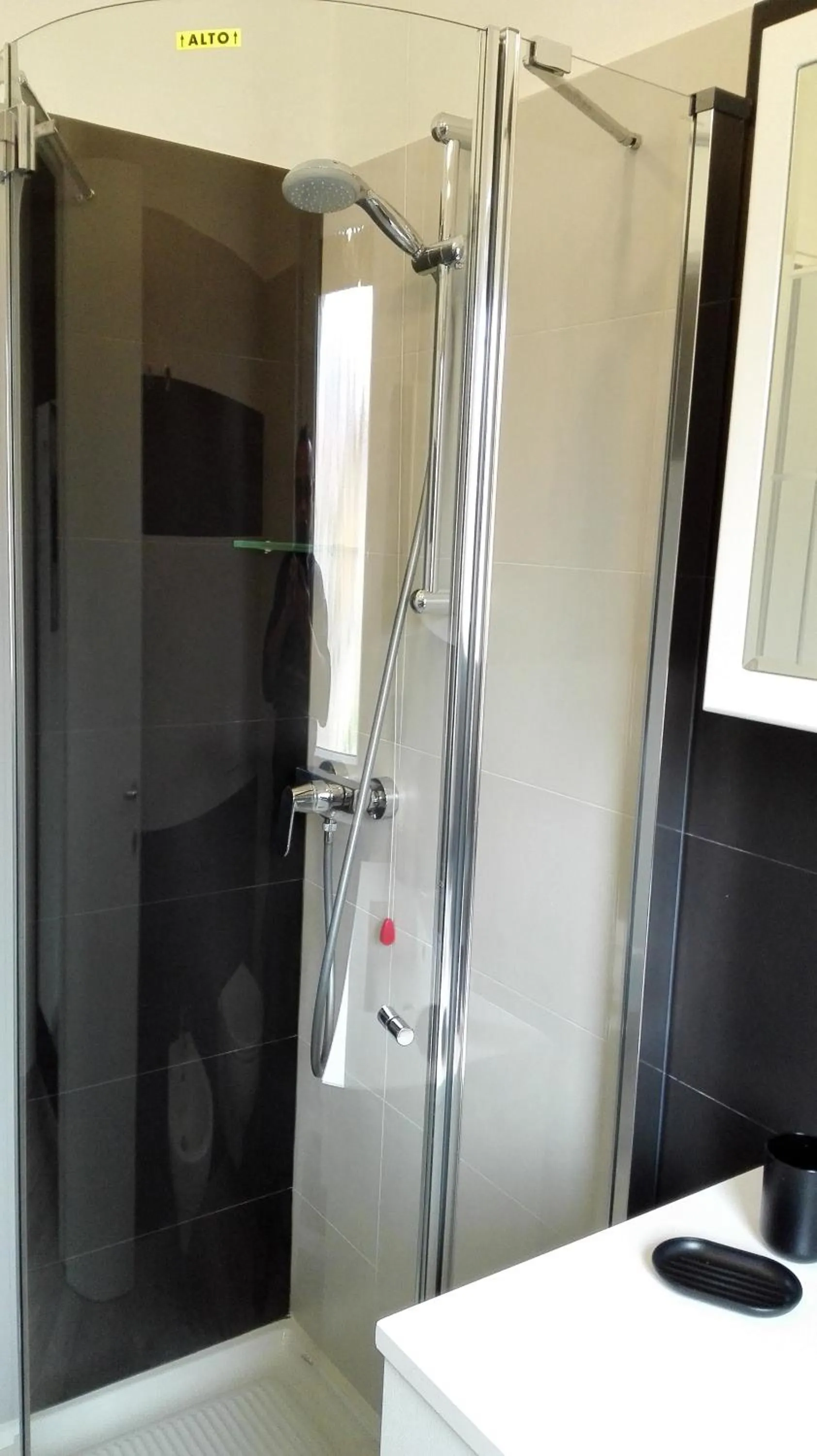 Shower in Albergo Casa Este