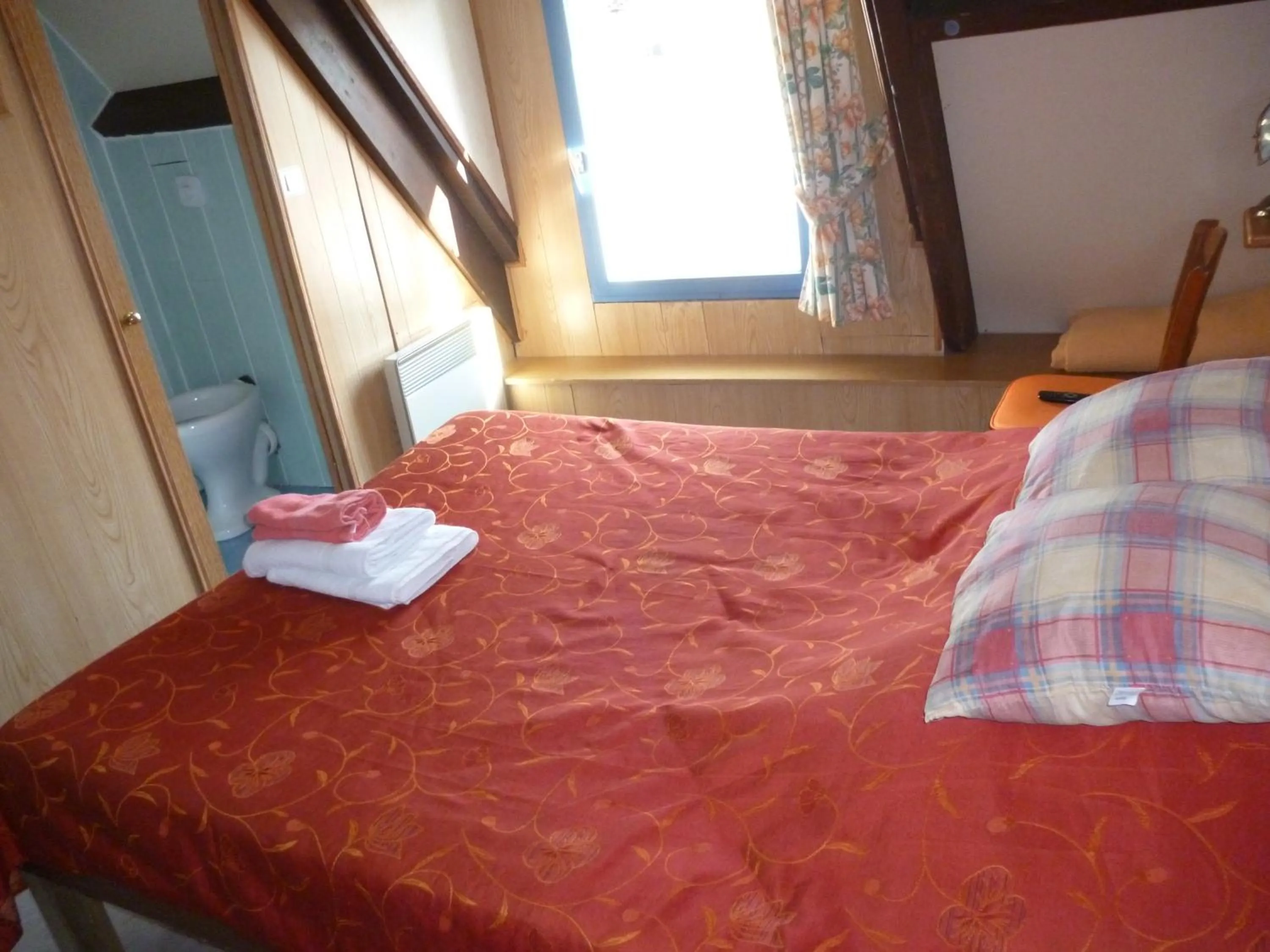 Photo of the whole room, Bed in Auberge des Etangs