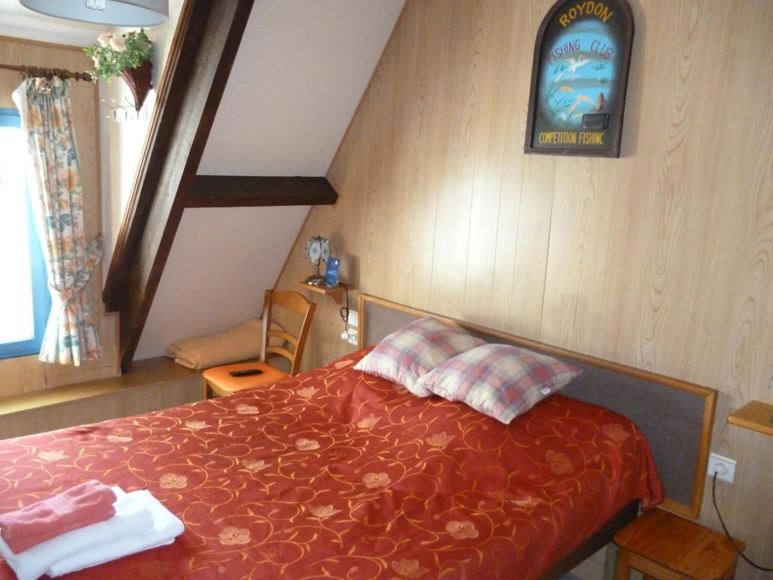 Photo of the whole room, Bed in Auberge des Etangs