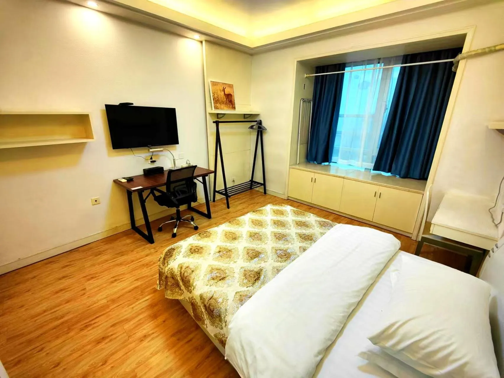 Seating area, Bed in Xinshikong Apartments- Abest Zhongshan Park No.1