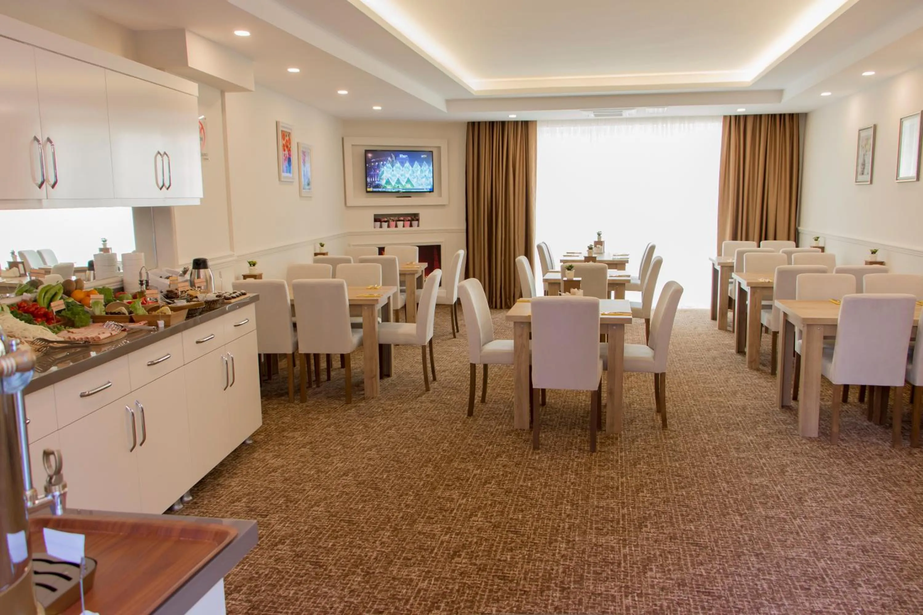 Restaurant/places to eat in Goldhan Hotel