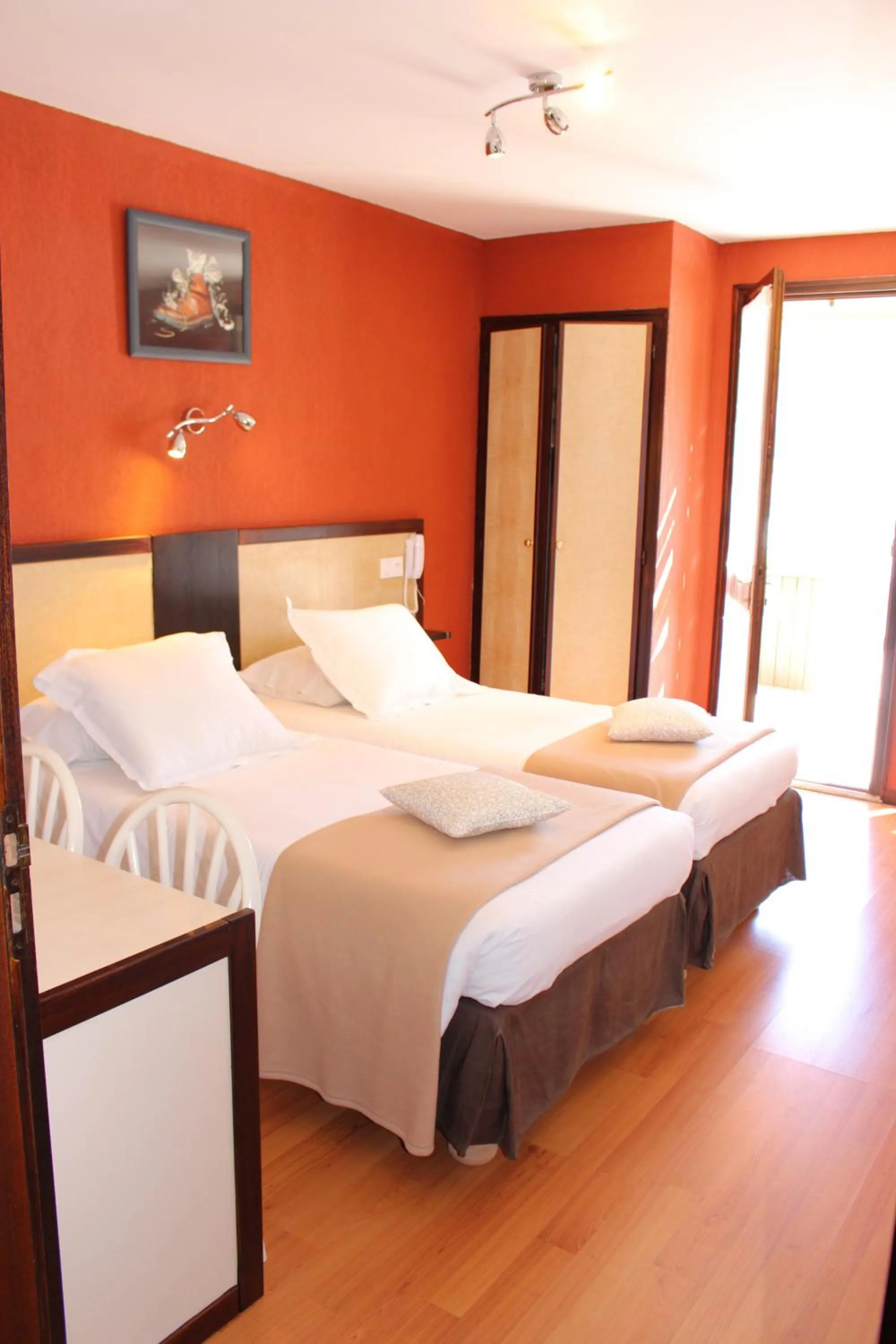 Twin Room - Disability Access in Hôtel Les Gabarres