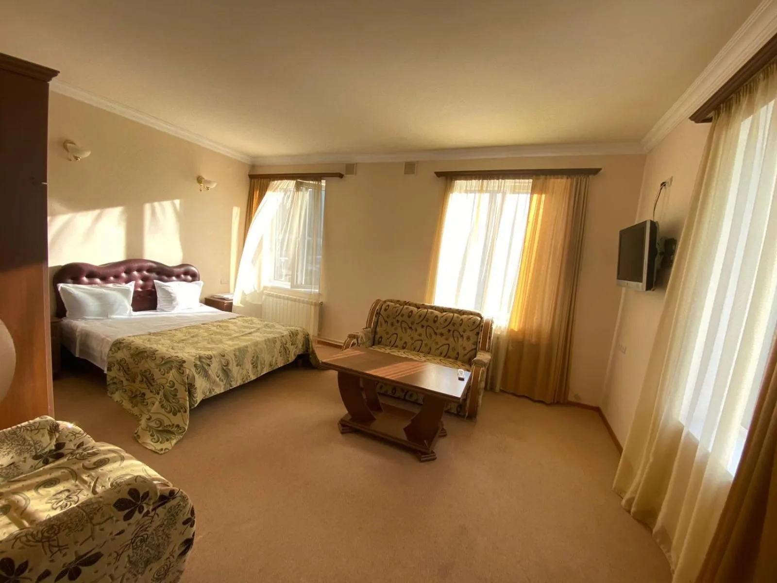 Living room, Bed in Mina Hotel