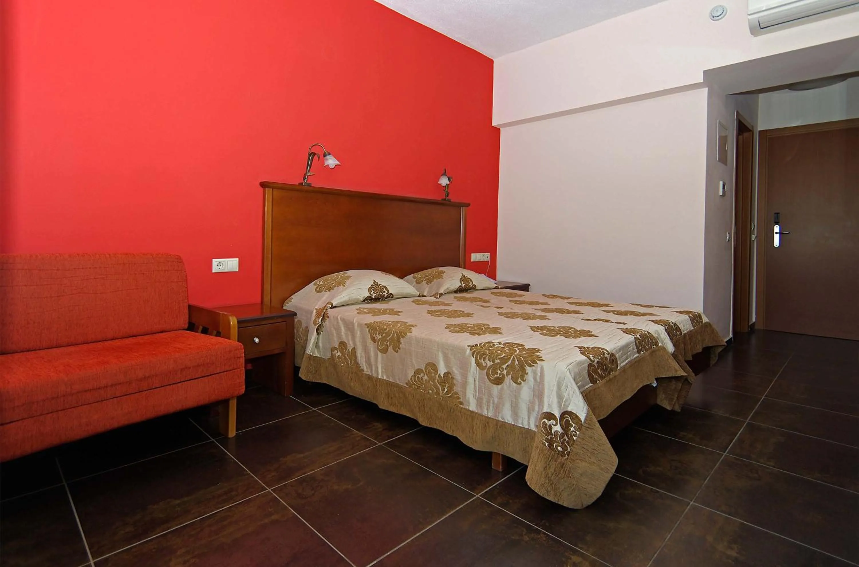 Bedroom, Bed in Sun Beach Hotel