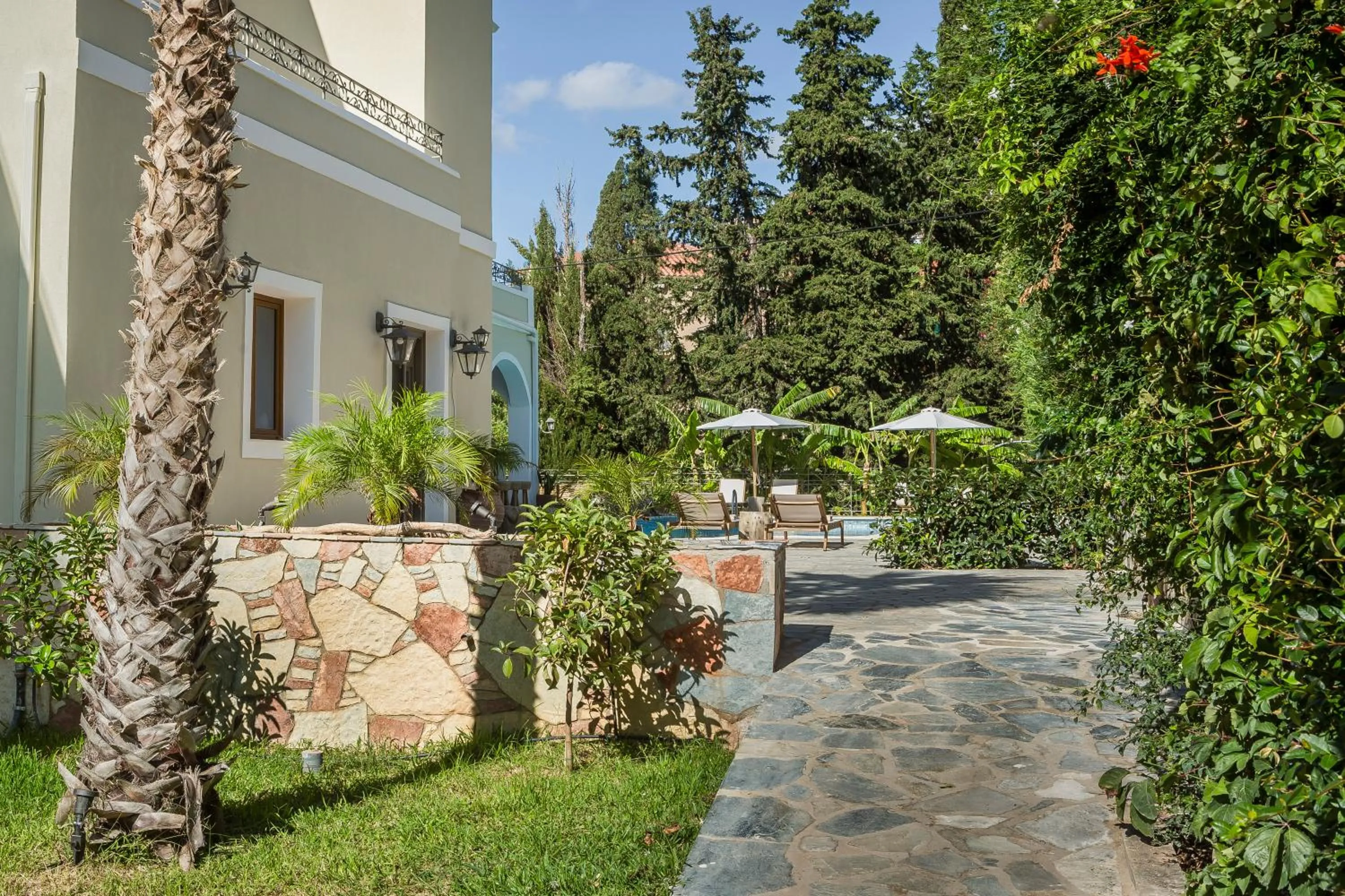 Facade/entrance in La Signora Hotel