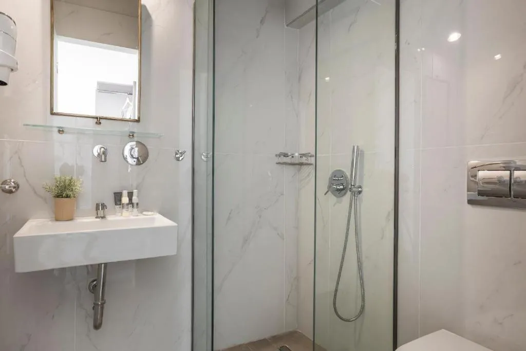 Shower in La Signora Hotel