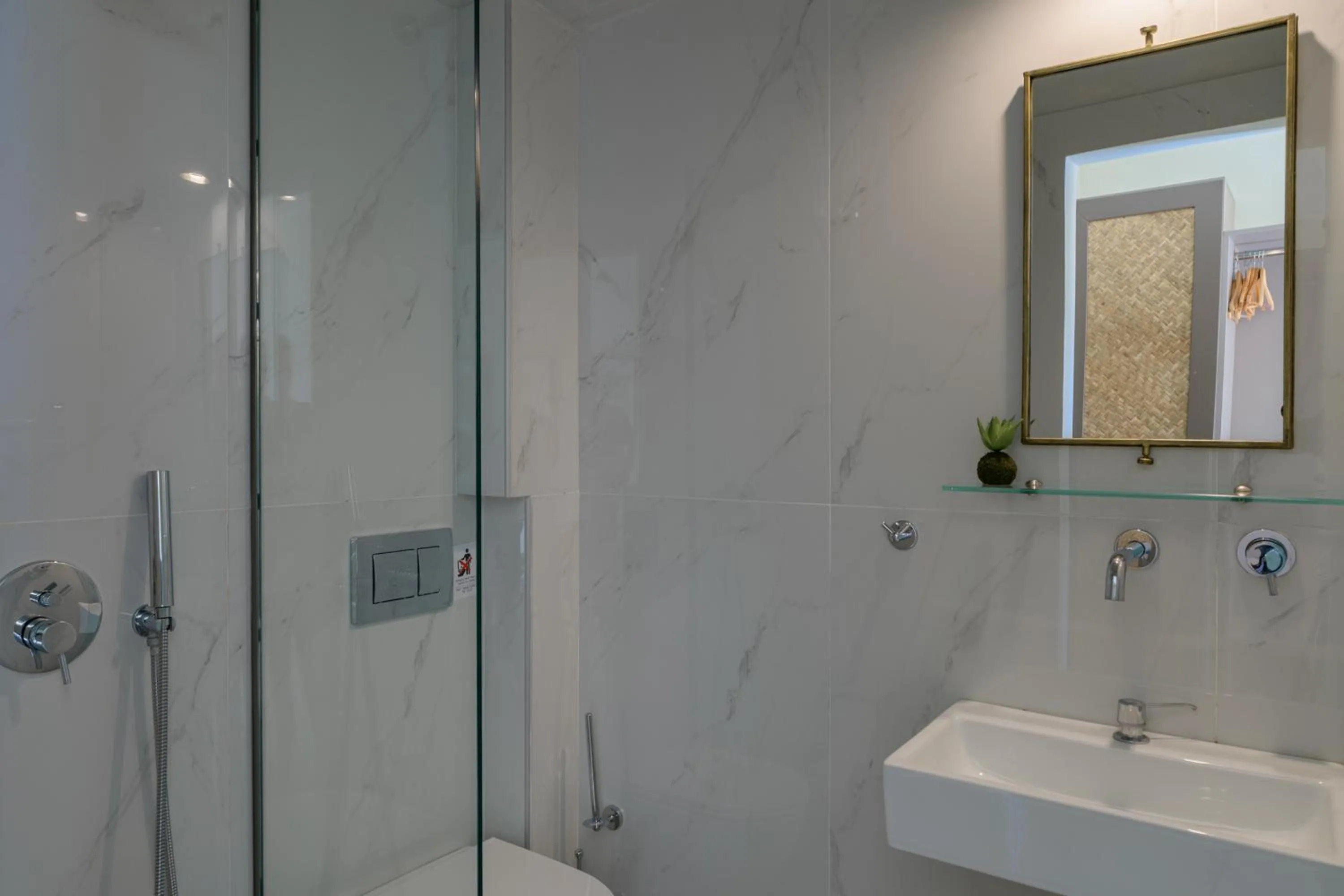 Shower in La Signora Hotel