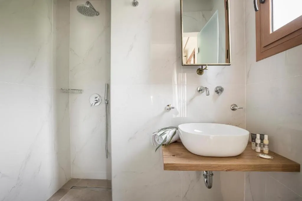 Shower in La Signora Hotel