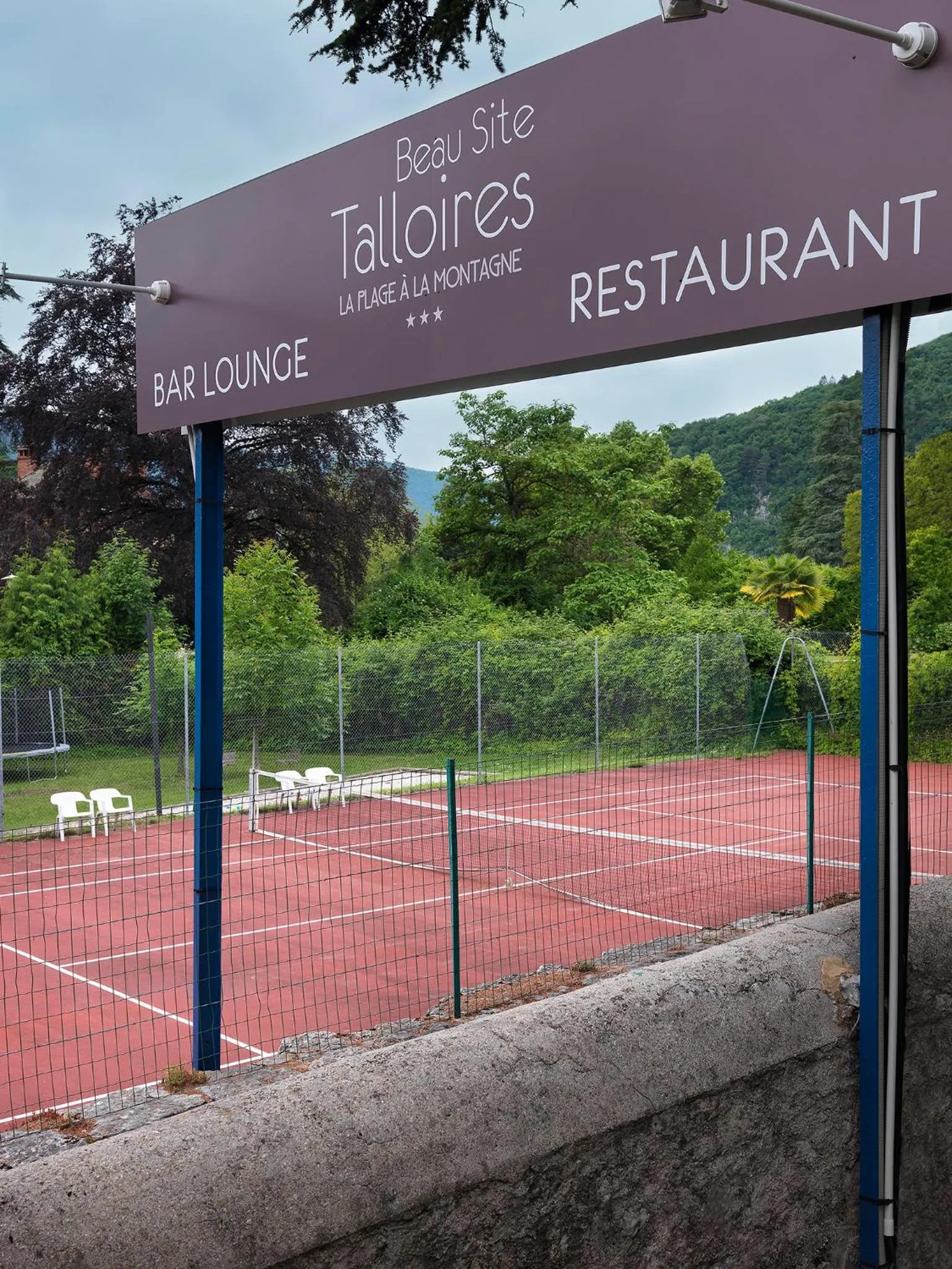 Tennis court in Hôtel Beau Site Talloires B SPA