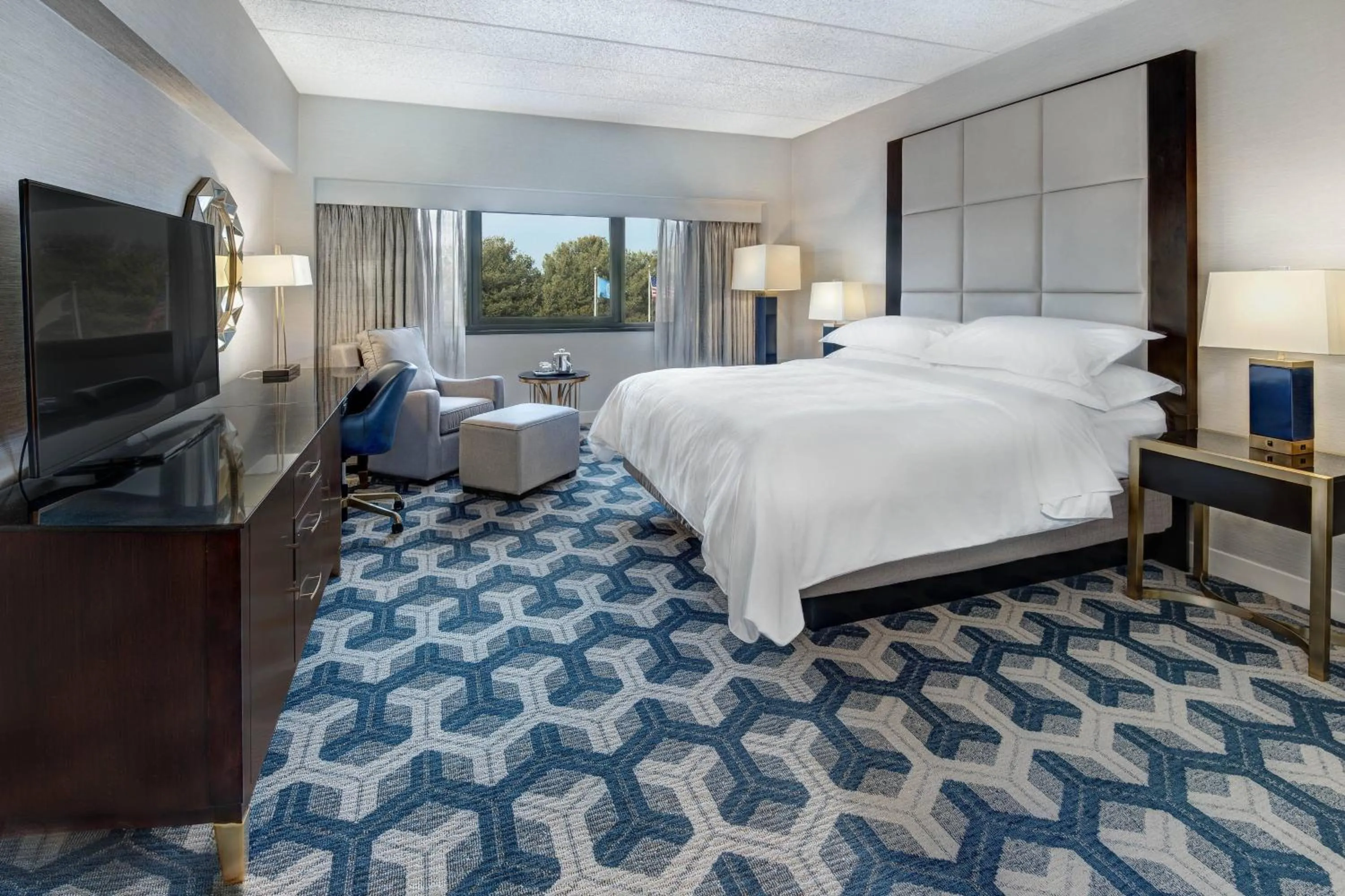 Bedroom, Bed in Sheraton Eatontown Hotel