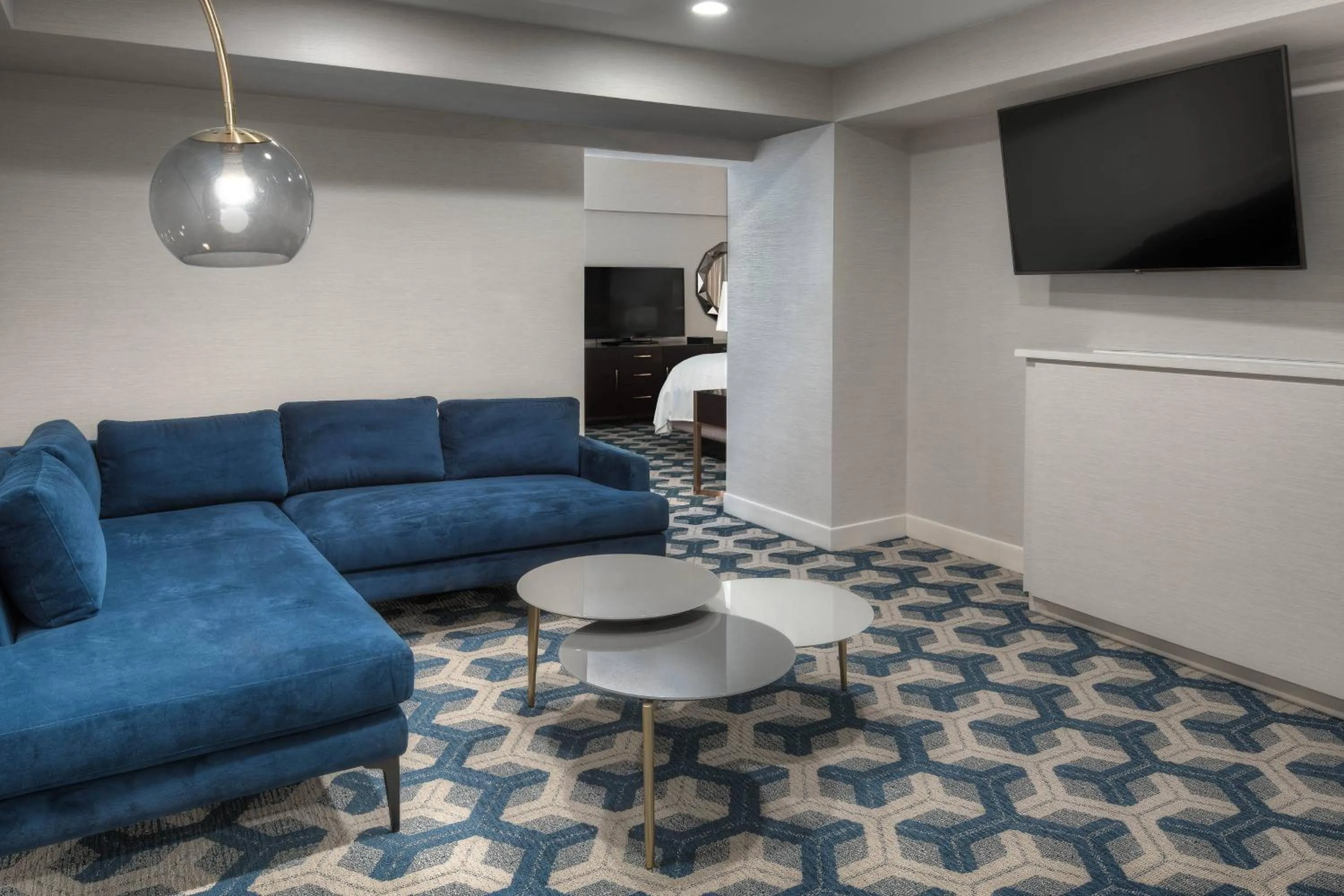 Living room in Sheraton Eatontown Hotel