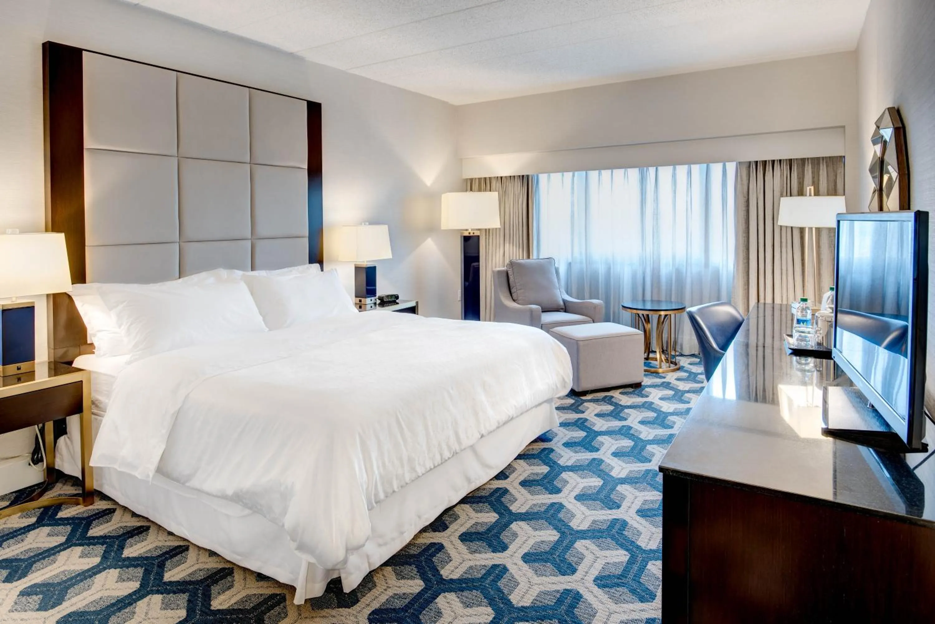 Bed in Sheraton Eatontown Hotel