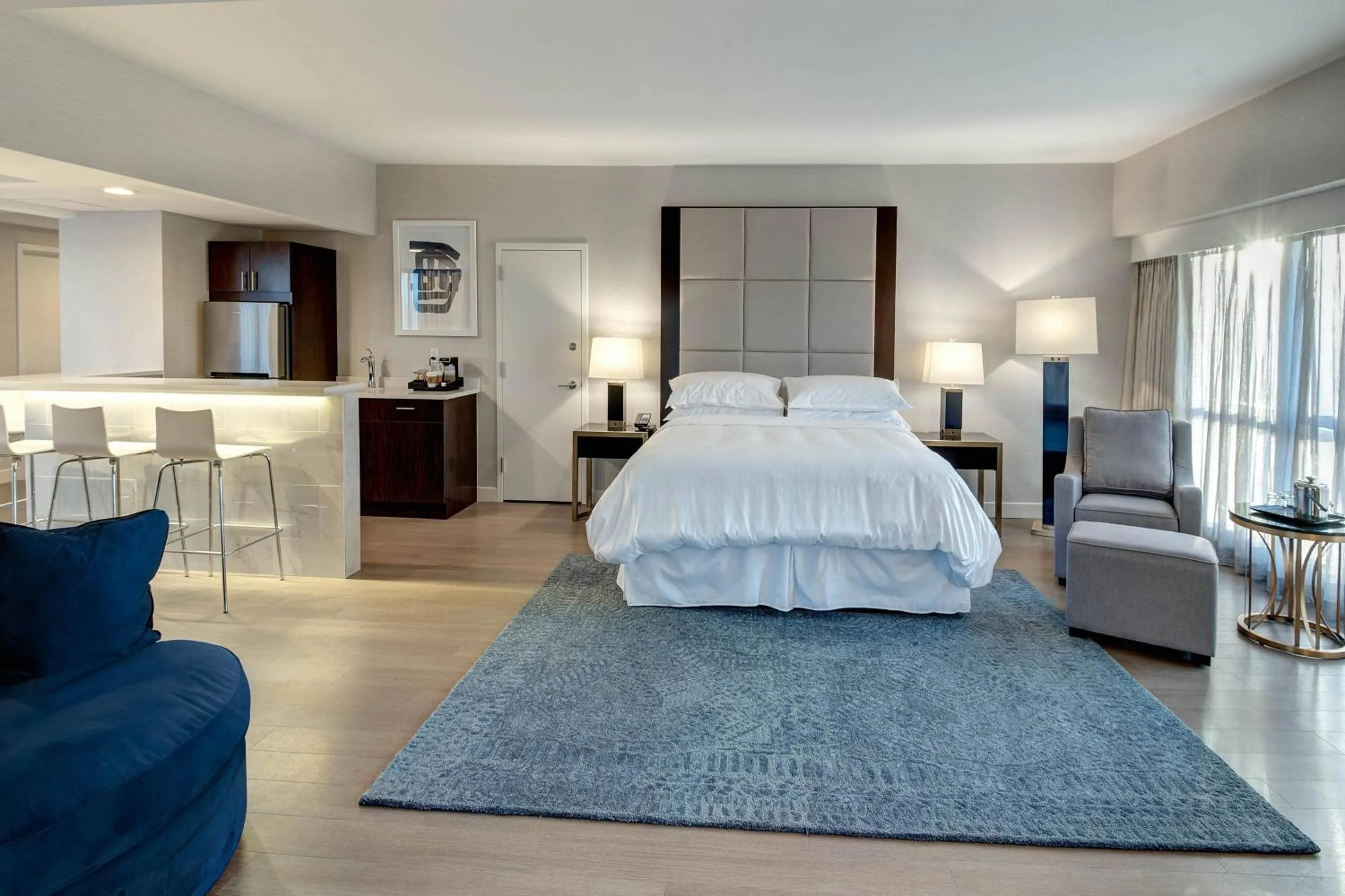 Bedroom, Bed in Sheraton Eatontown Hotel