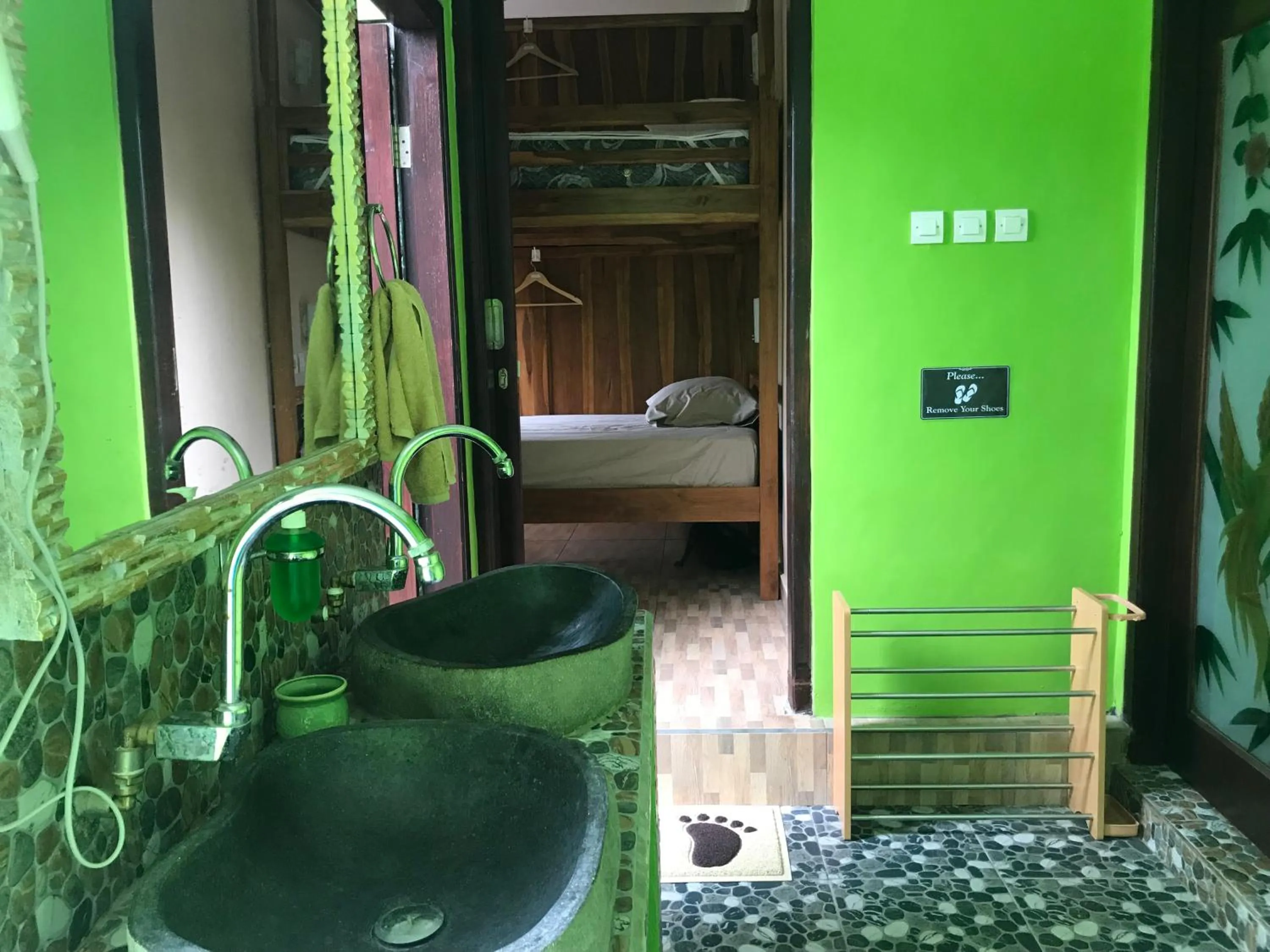 Bathroom, Bed in WW Backpackers