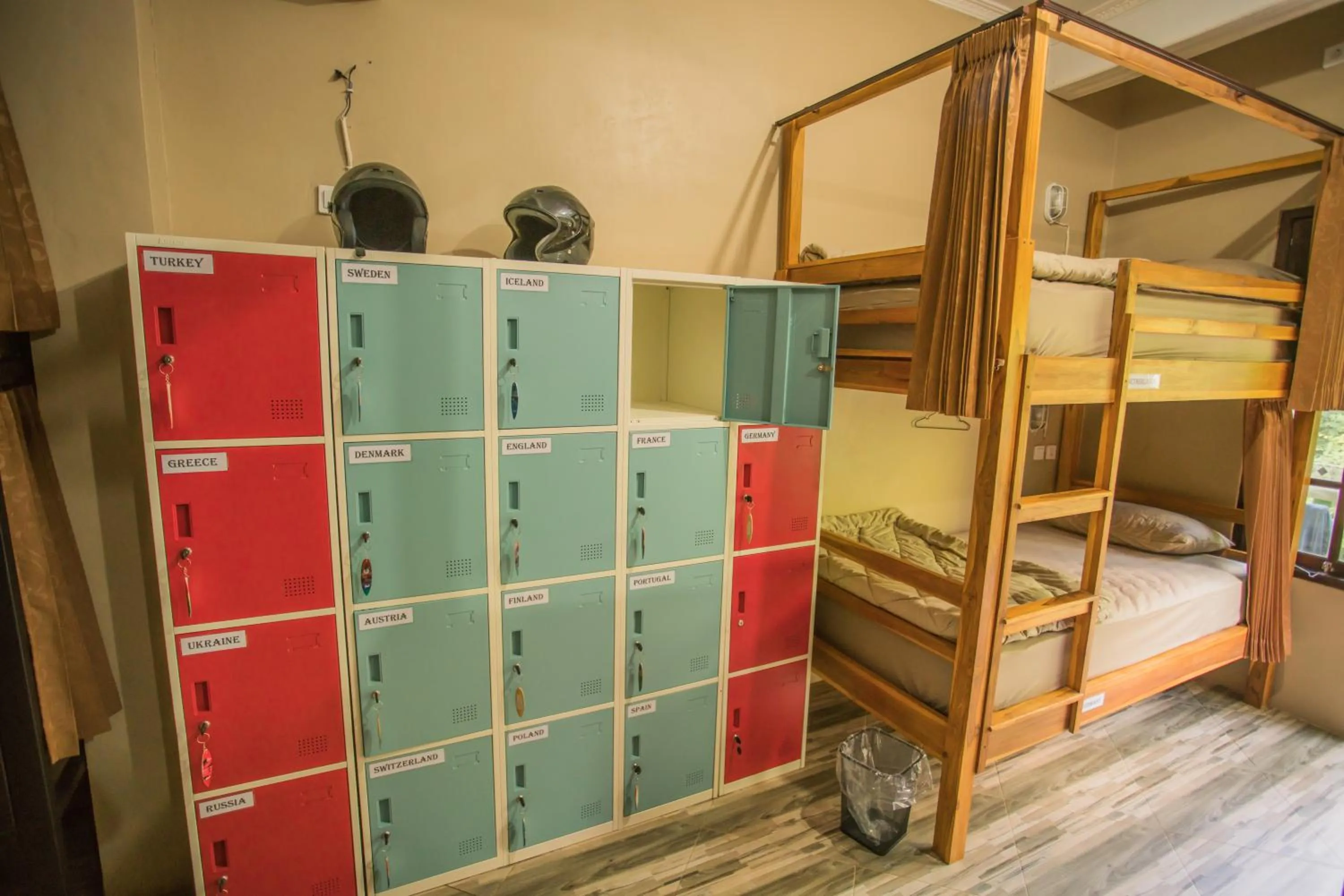 bunk bed, Bed in WW Backpackers