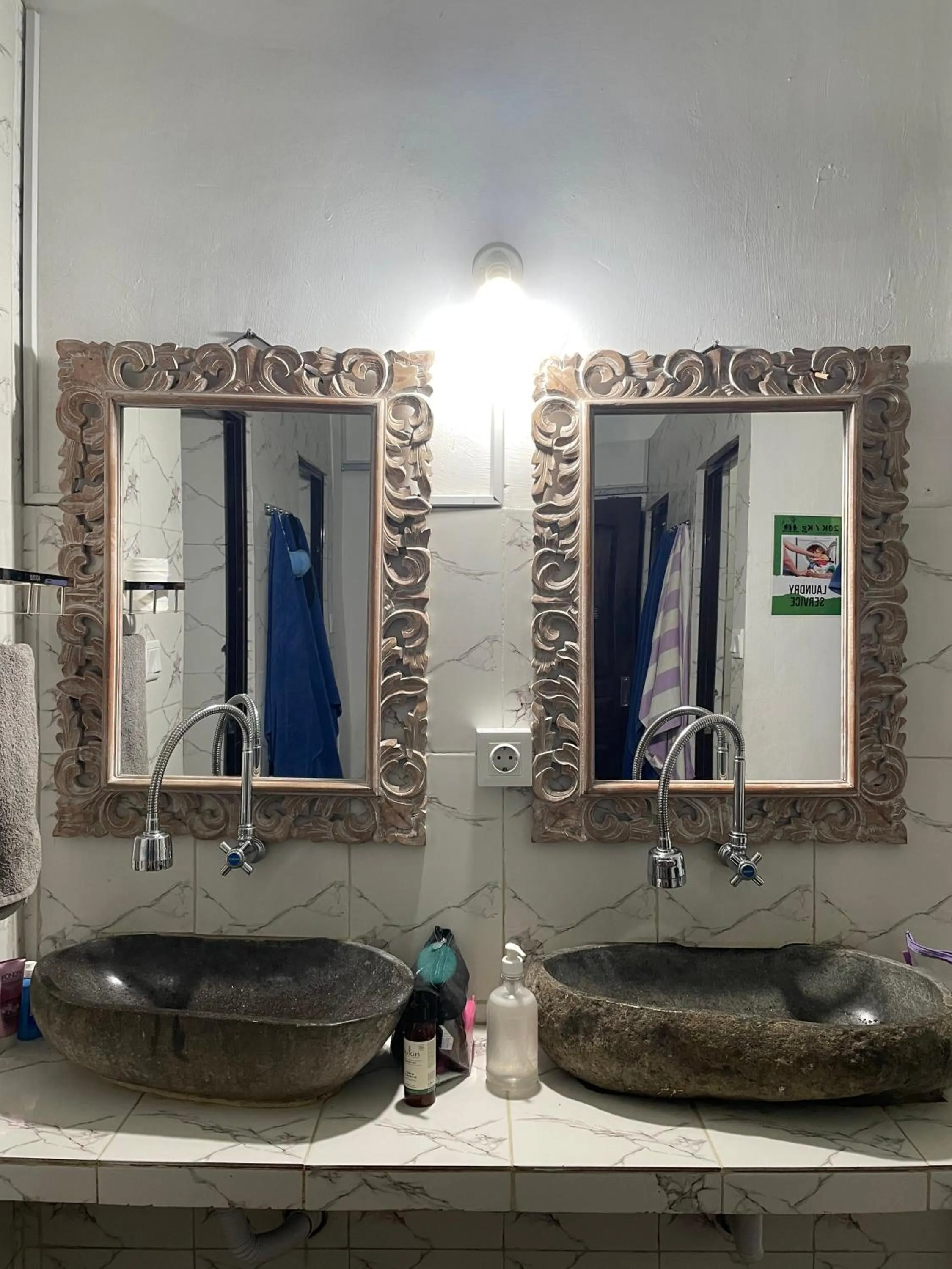 Bathroom in WW Backpackers