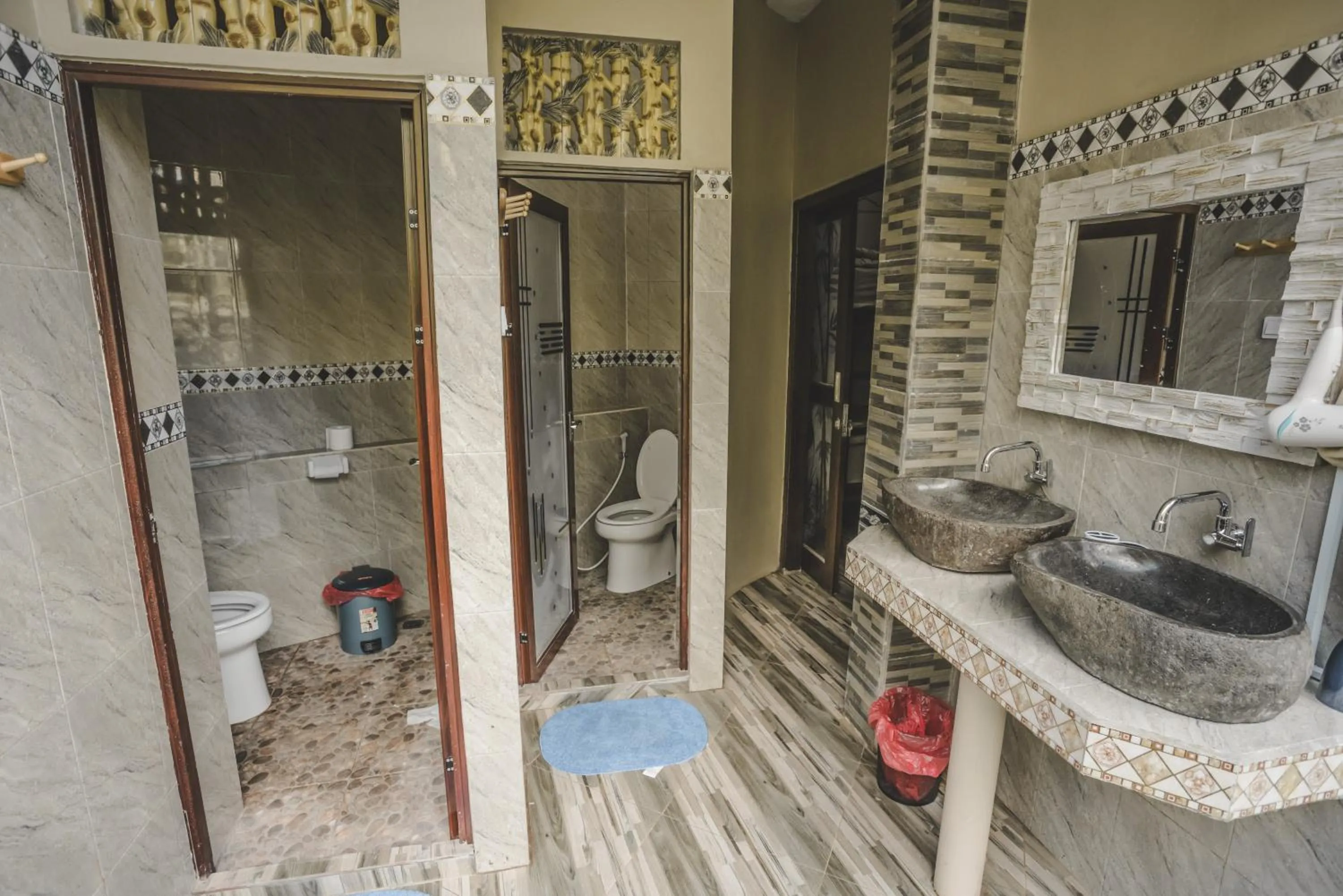 Shower in WW Backpackers