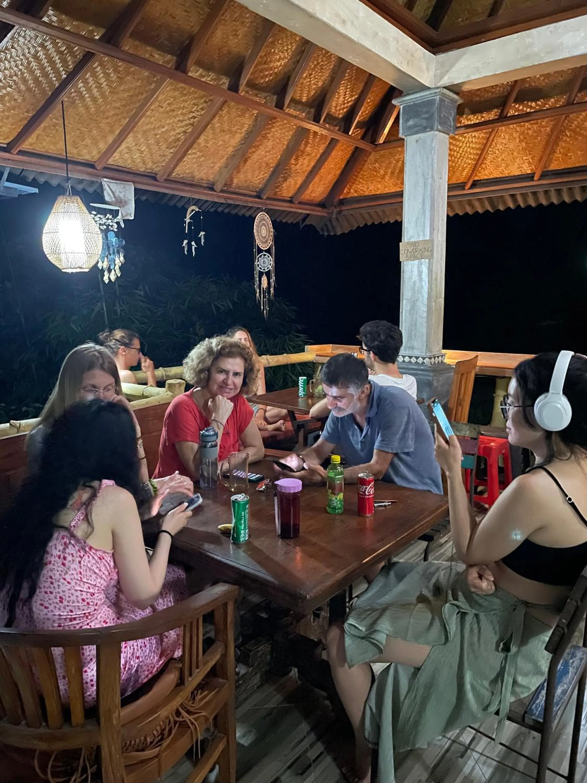 Restaurant/places to eat in WW Backpackers