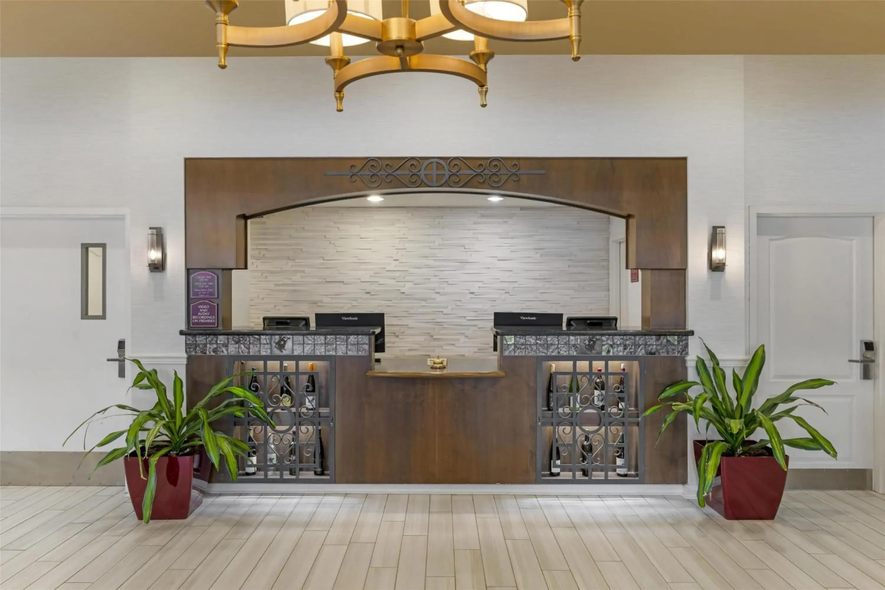 Lobby or reception in Best Western PLUS Vineyard Inn and Suites Lobby or reception in Best Western PLUS Vineyard Inn and Suites