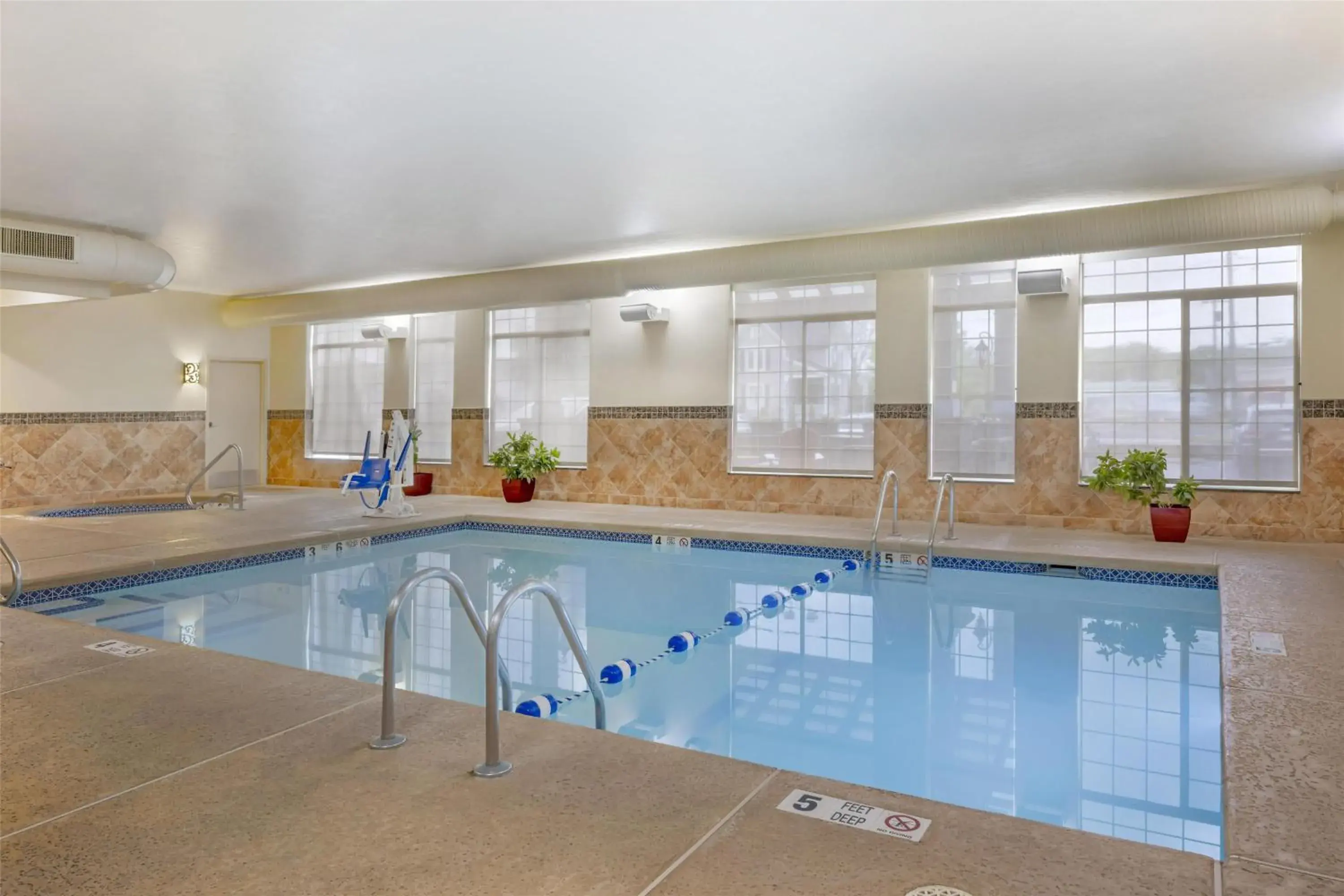 Pool view in Best Western PLUS Vineyard Inn and Suites Pool view in Best Western PLUS Vineyard Inn and Suites