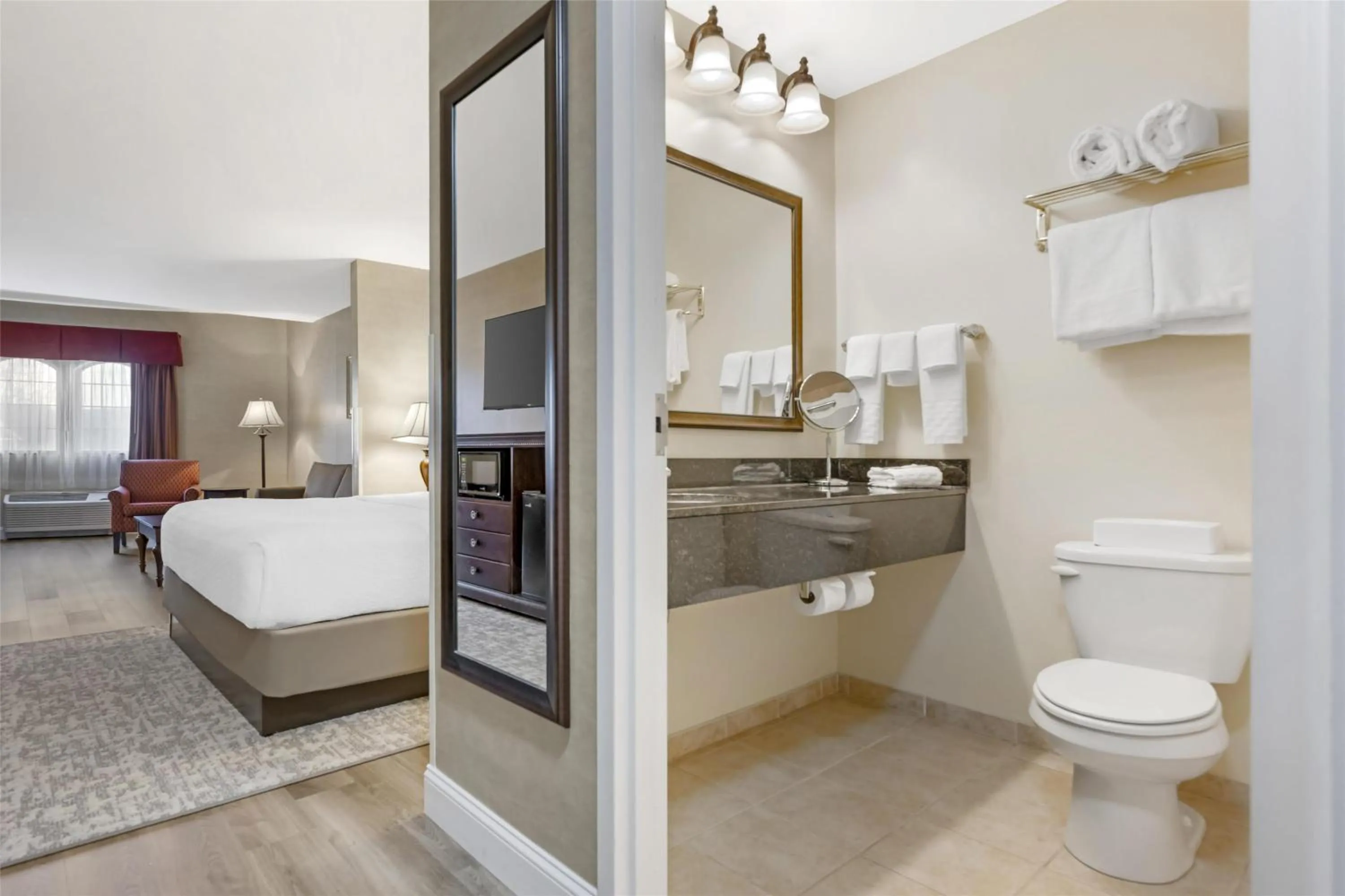 Bathroom, Bed in Best Western PLUS Vineyard Inn and Suites