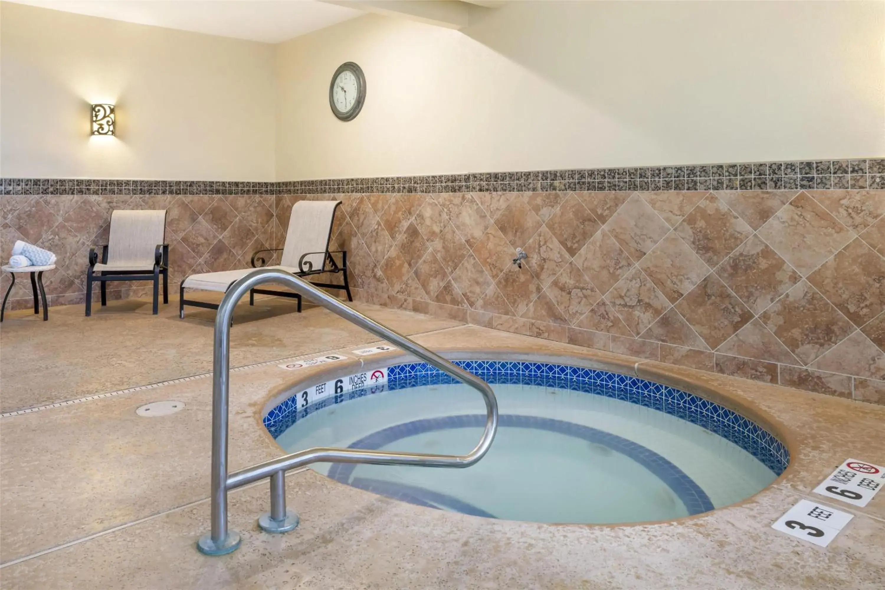 Pool view in Best Western PLUS Vineyard Inn and Suites Pool view in Best Western PLUS Vineyard Inn and Suites