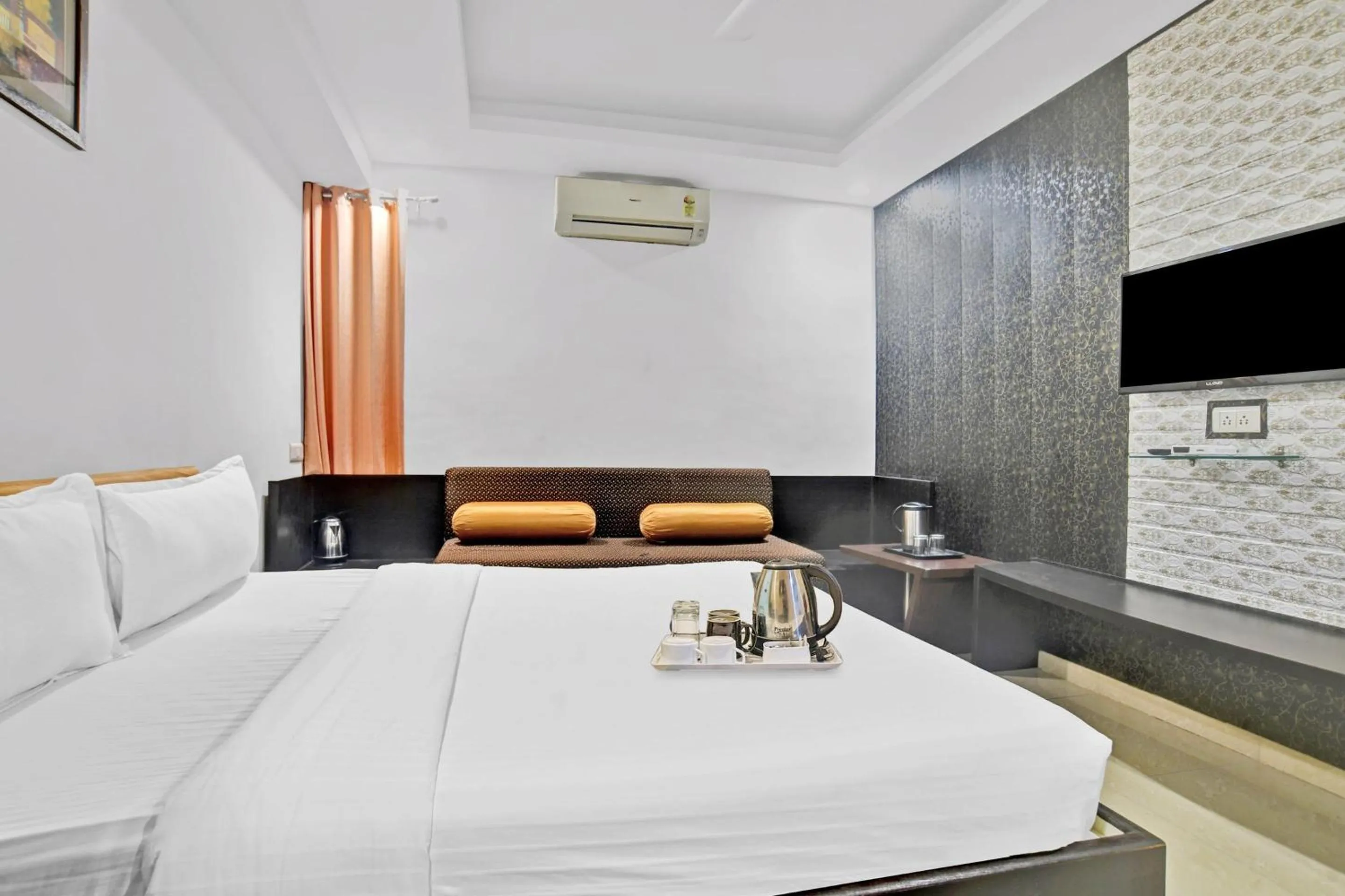 Bedroom, Bed in Super Townhouse Divya Palace
