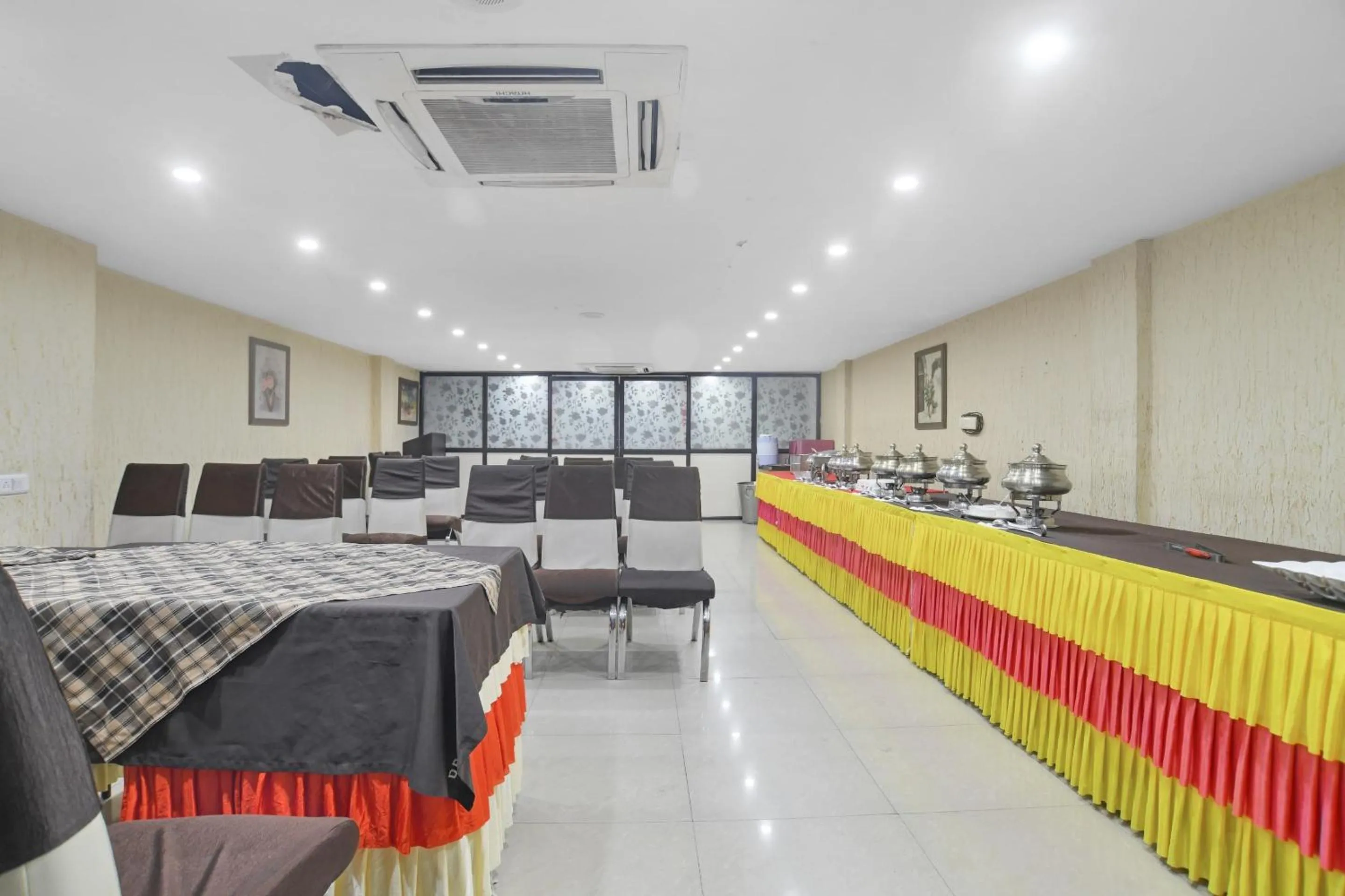 Restaurant/places to eat in Super Townhouse Divya Palace